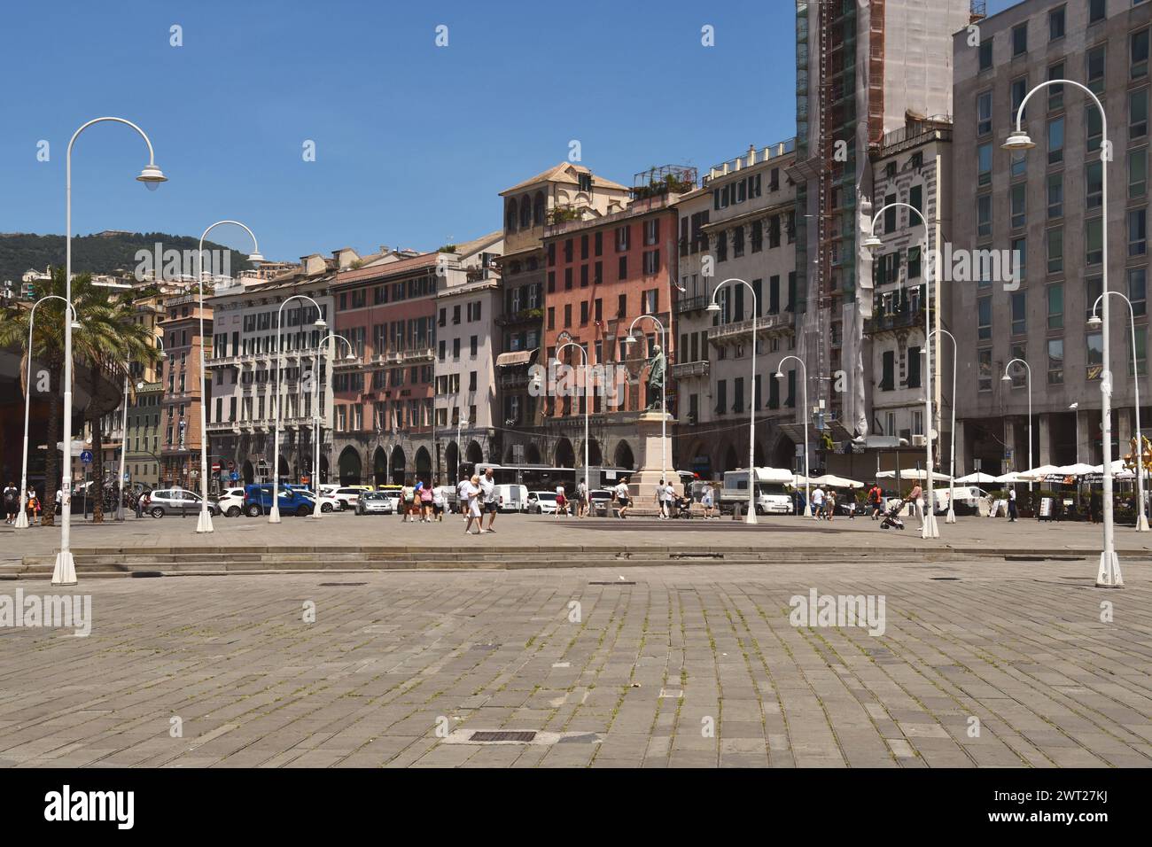 Genova è una città costiera tipicamente mediterranea e spesso caotica, in cui molti splendidi panorami si sovrappongono, creando immagini piene di fascino. Foto Stock