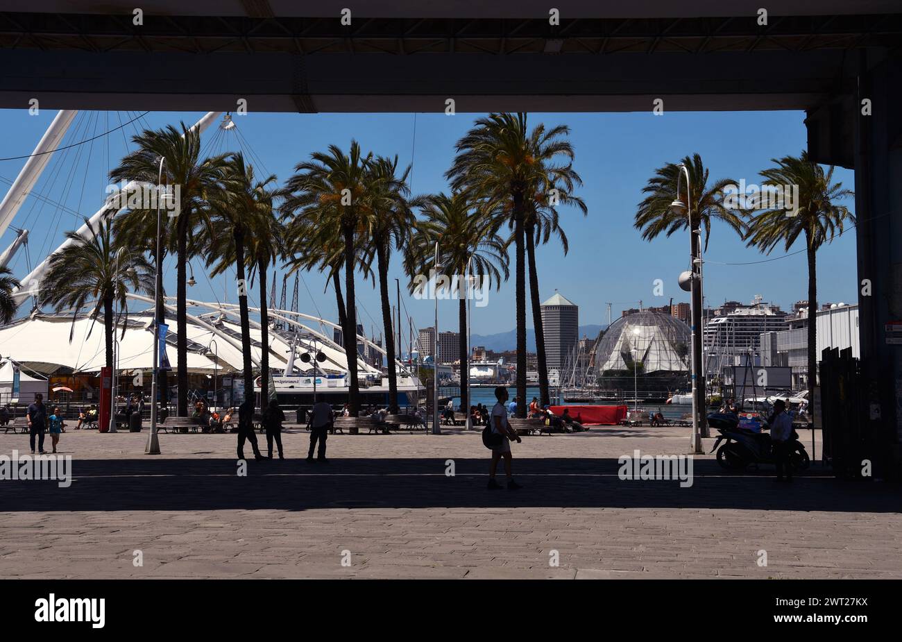 Genova è una città costiera tipicamente mediterranea e spesso caotica, in cui molti splendidi panorami si sovrappongono, creando immagini piene di fascino. Foto Stock