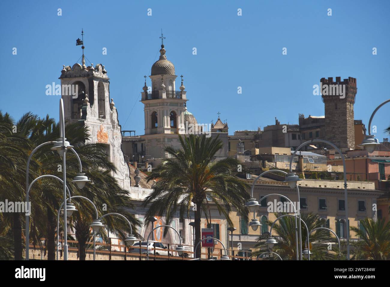 Genova è una città costiera tipicamente mediterranea e spesso caotica, in cui molti splendidi panorami si sovrappongono, creando immagini piene di fascino. Foto Stock
