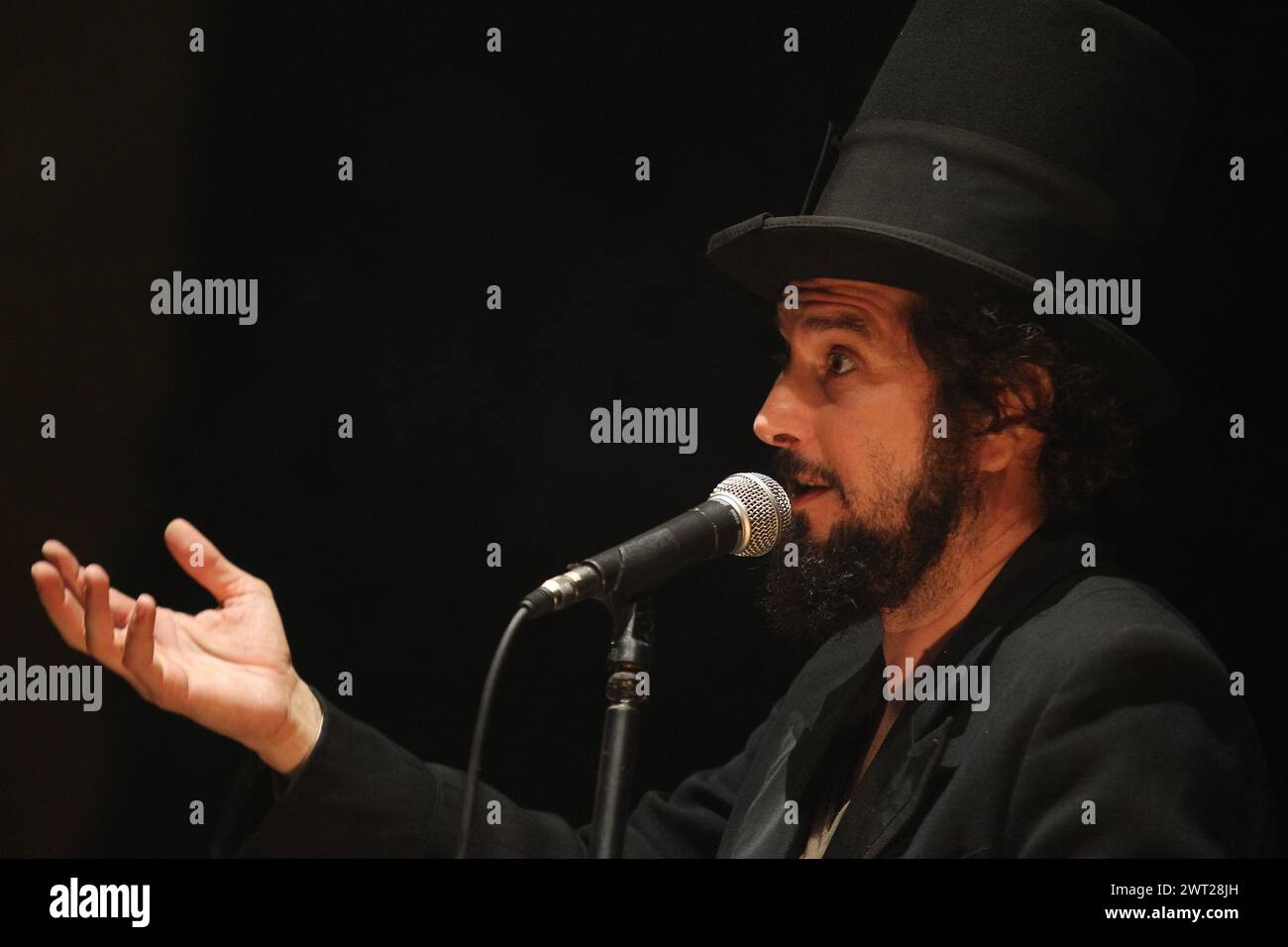 Vinicio Capossela suona dal vivo al Pomigliano Jazz Festival Foto Stock