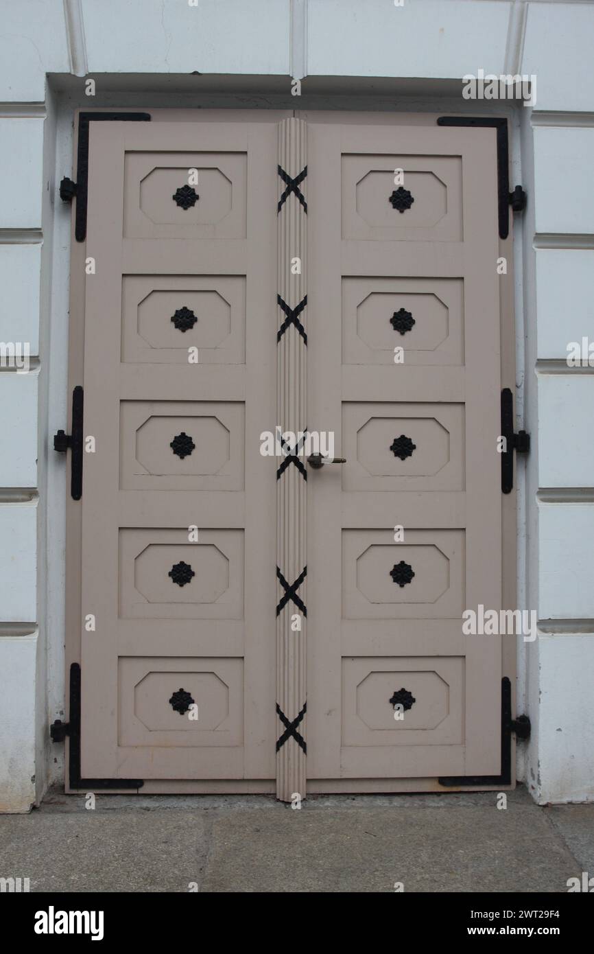 Un'immagine dettagliata di una vecchia porta d'ingresso restaurata e decorata con gusto Foto Stock