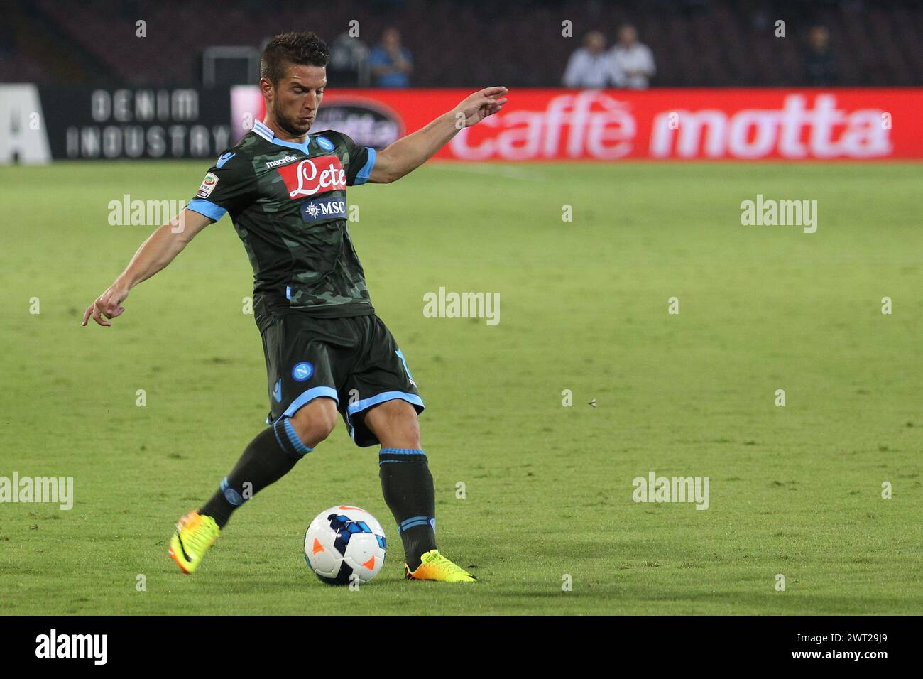 Asciuga Mertens durante una partita di calcio, allo stadio San Paolo, tra Napoli e Atalanta Foto Stock