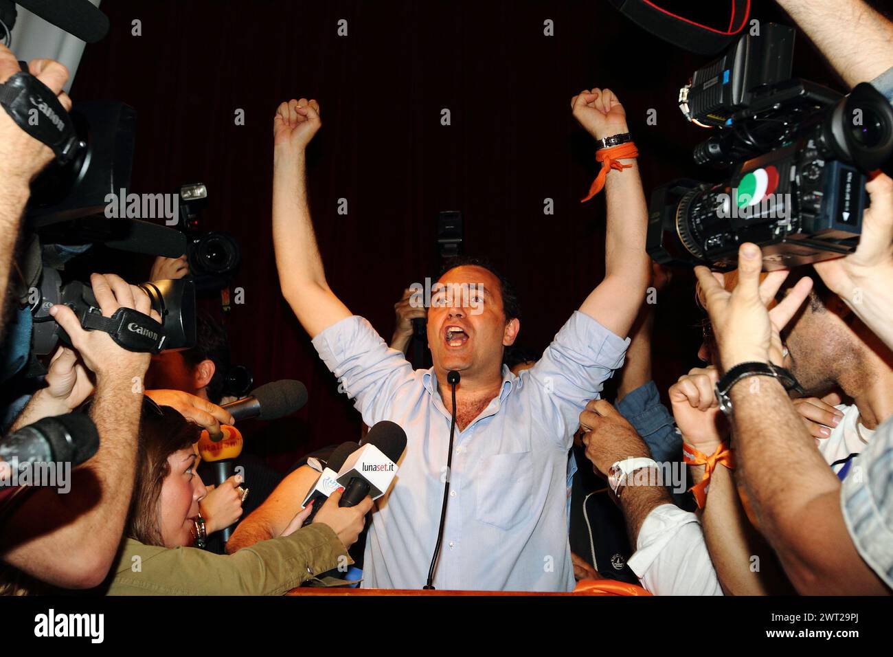 Luigi de Magistris celebra la vittoria nelle elezioni per sindaco di Napoli Foto Stock