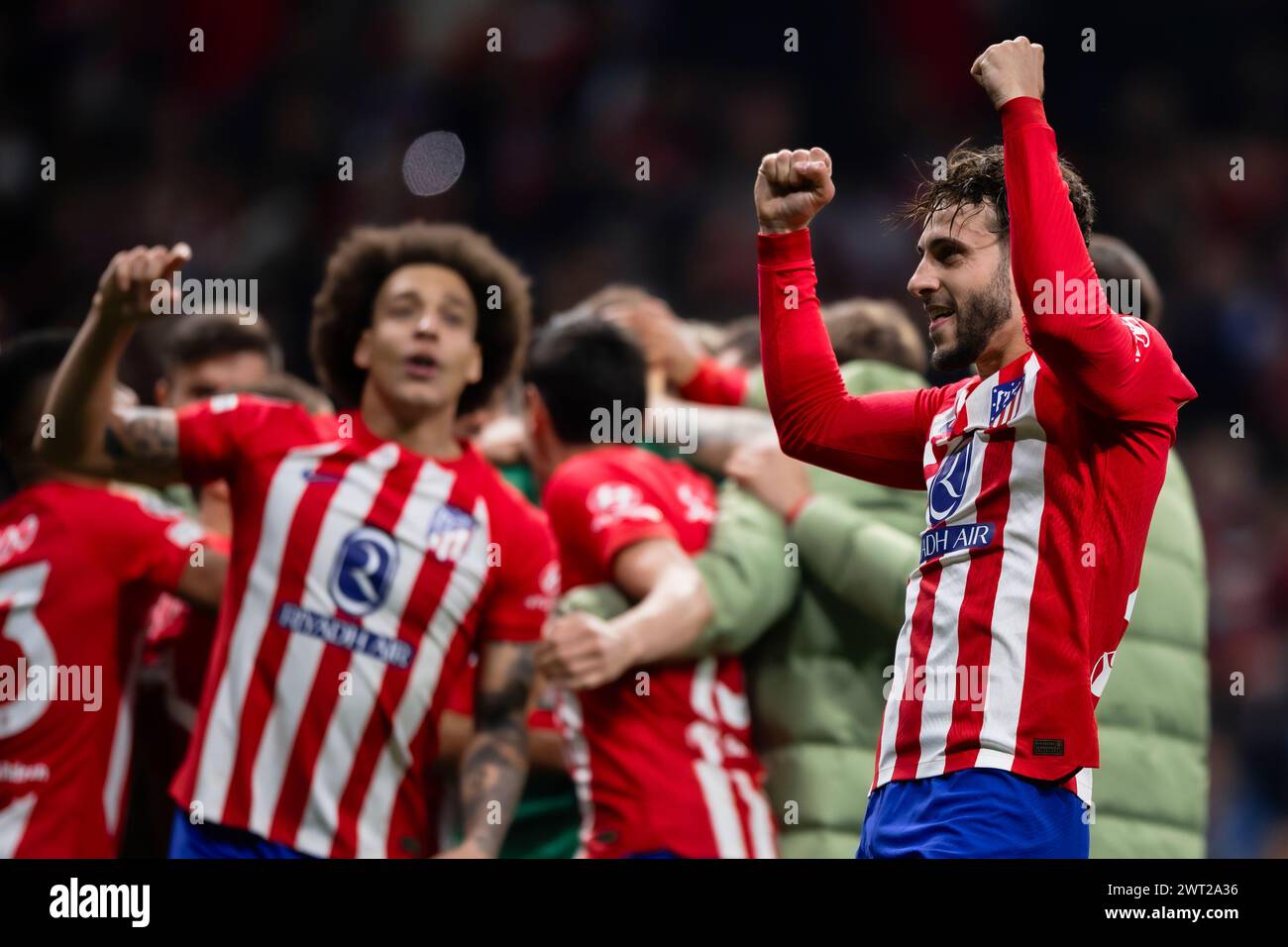 Madrid, Spagna. 13 marzo 2024. Mario Hermoso del Club Atletico de Madrid festeggia con i compagni di squadra al termine della partita di andata e ritorno della UEFA Champions League 16 tra il Club Atletico de Madrid e l'FC Internazionale. Crediti: Nicolò campo/Alamy Live News Foto Stock