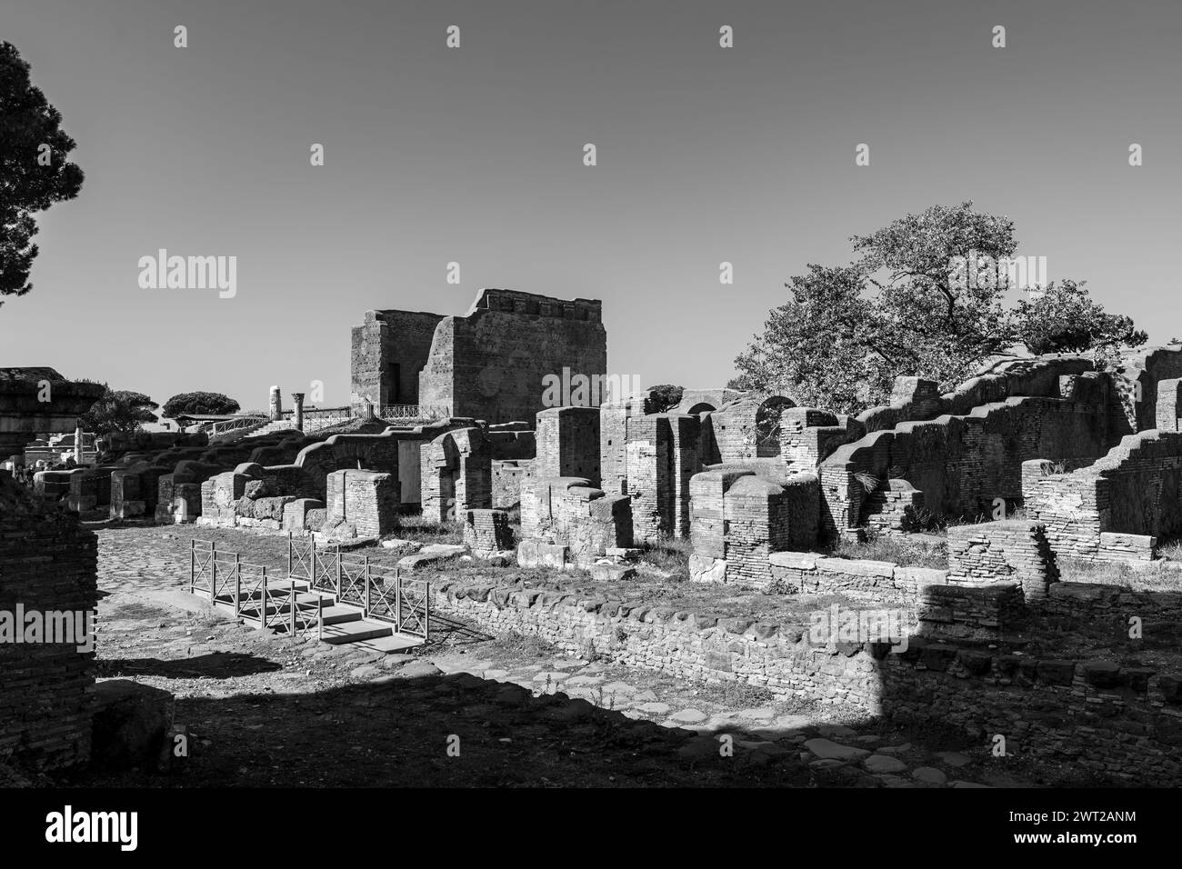 Foto in bianco e nero delle rovine del parco archeologico dell'antica Ostia Foto Stock