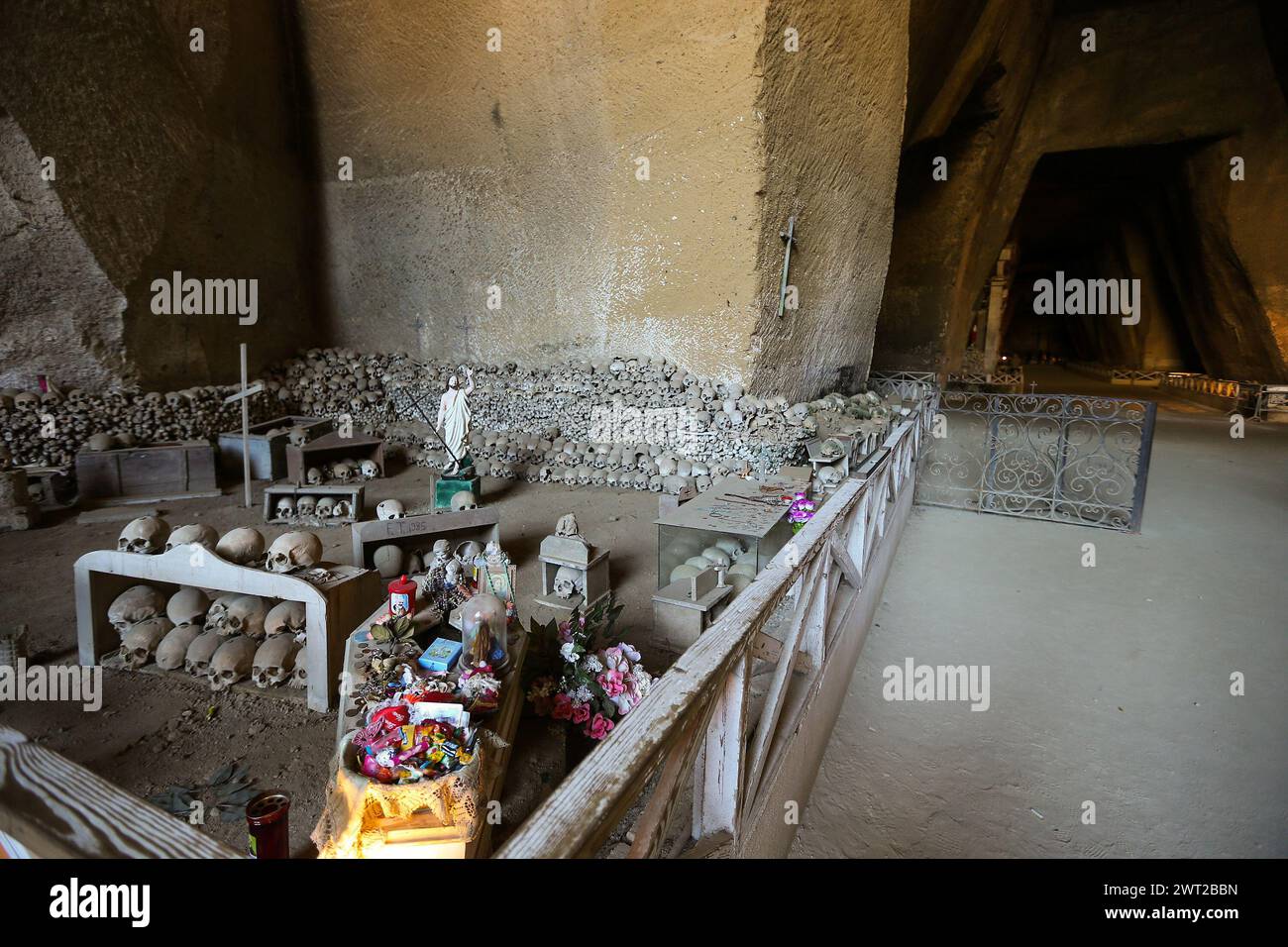 Vista interna del cimitero delle Fontanelle. Oltre 40.000 teschi e scheletri di persone, vittime della grande peste del 1656 e del colera del 1836, sono kep Foto Stock