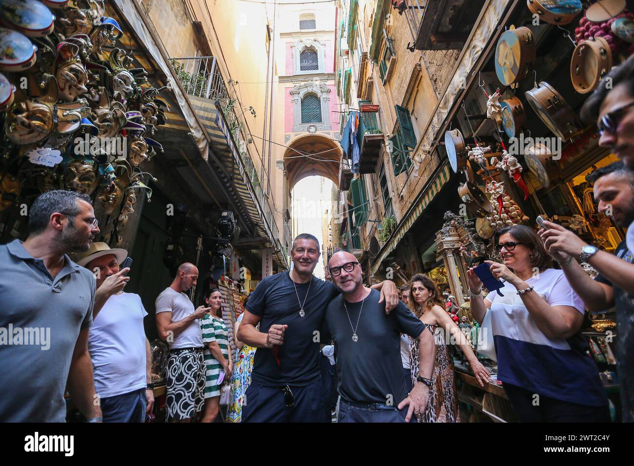 Gli stilisti Dolce & Gabbana passeggiano per San Gregorio Armeno a Napoli Foto Stock