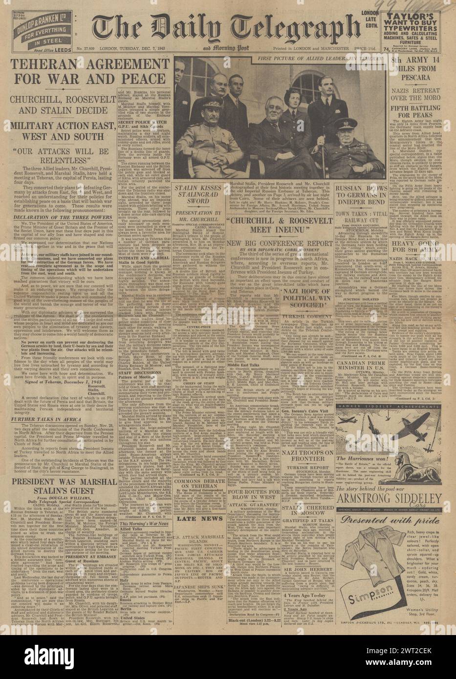 1943 la prima pagina del Daily Telegraph riporta la Conferenza di Teheran, i colloqui alleati con la Turchia e gli Alleati avanzano in Italia Foto Stock