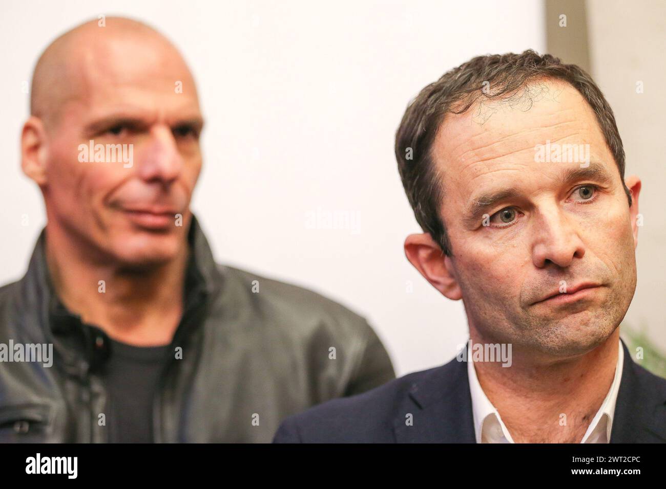 Benoit Hamon e Yanis Varoufakis durante la conferenza stampa della Lista politica transnazionale che sarà presentata alle elezioni europee di Foto Stock