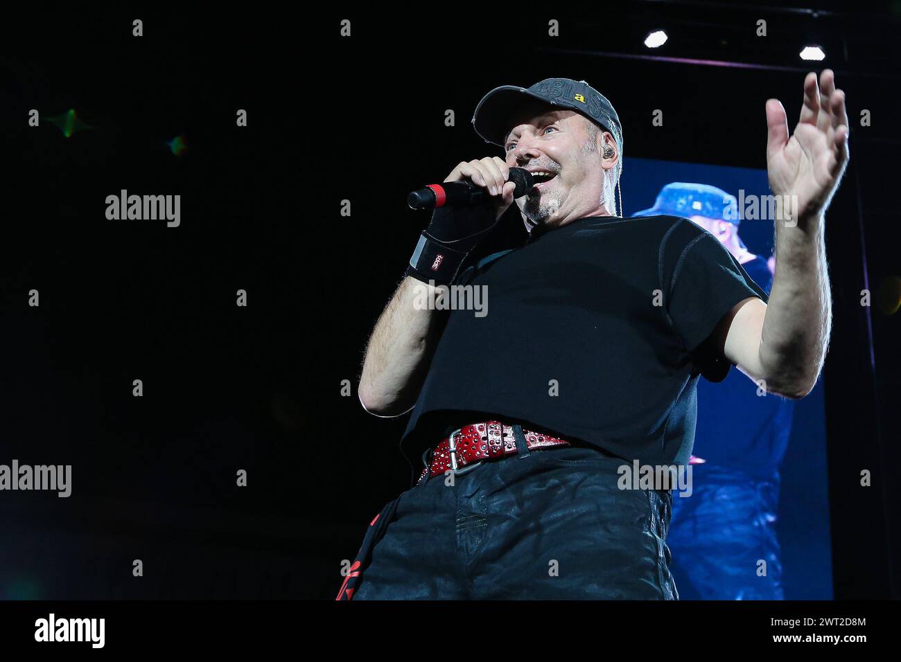 Il cantante rock italiano Vasco Rossi durante un concerto a Napoli allo stadio San Paolo Foto Stock