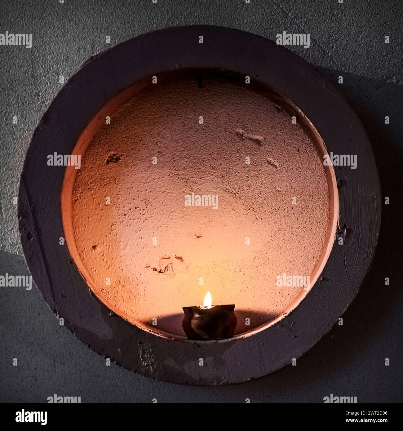 una lanterna circolare di design con candela che illumina l'ambiente Foto Stock