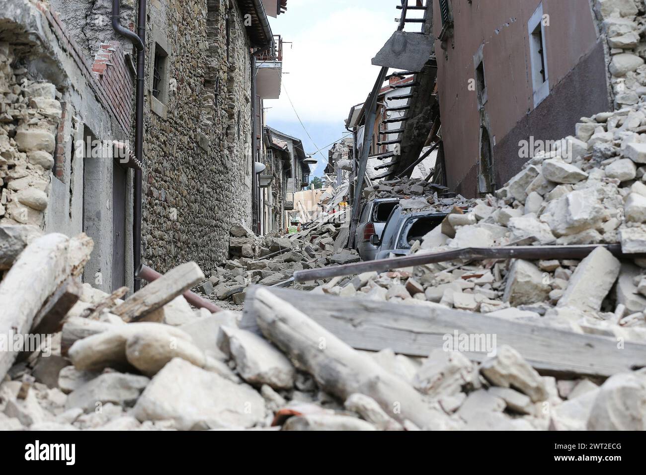 Una casa completamente crollata dopo il terremoto che ha colpito la città di Amatrice, nel centro Italia. Foto Stock