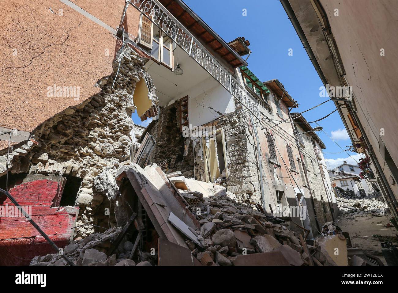 Una casa completamente crollata dopo il terremoto che ha colpito la città di Amatrice, nel centro Italia. Foto Stock