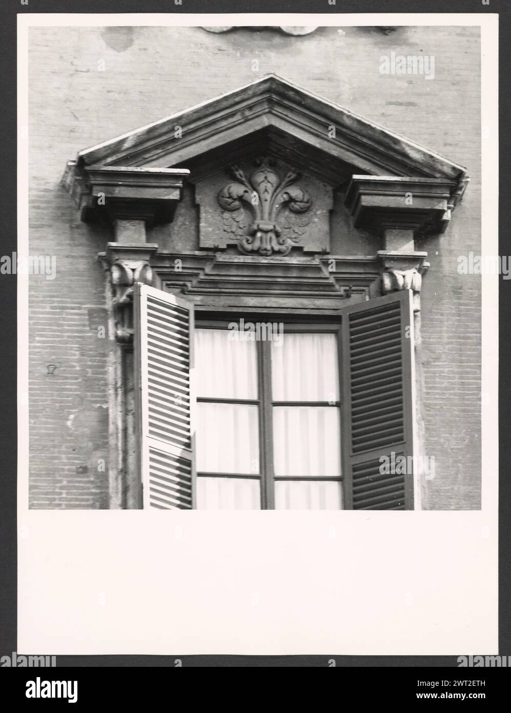 Lazio Roma Palazzo Madama. Hutzel, Max 1960-1990 Post-medievale: Architettura, scultura architettonica, rilievo scultoreo oggetto Note: Eretta nel XVI secolo dai Medici, intitolata a "Madame Margherita d'Austria", figlia di Carlo V e moglie di Alessandro de Medici, poi Ottavio Farnese. Abitato dai cardinali Leone X e Clemente VII e Caterina de Medici; dal 1871 è sede del Senato. Costruito nel 1649. Il fotografo e studioso tedesco Max Hutzel (1911-1988) fotografò in Italia dai primi anni '1960 fino alla sua morte. Il risultato di questo progetto, citato da Hutze Foto Stock