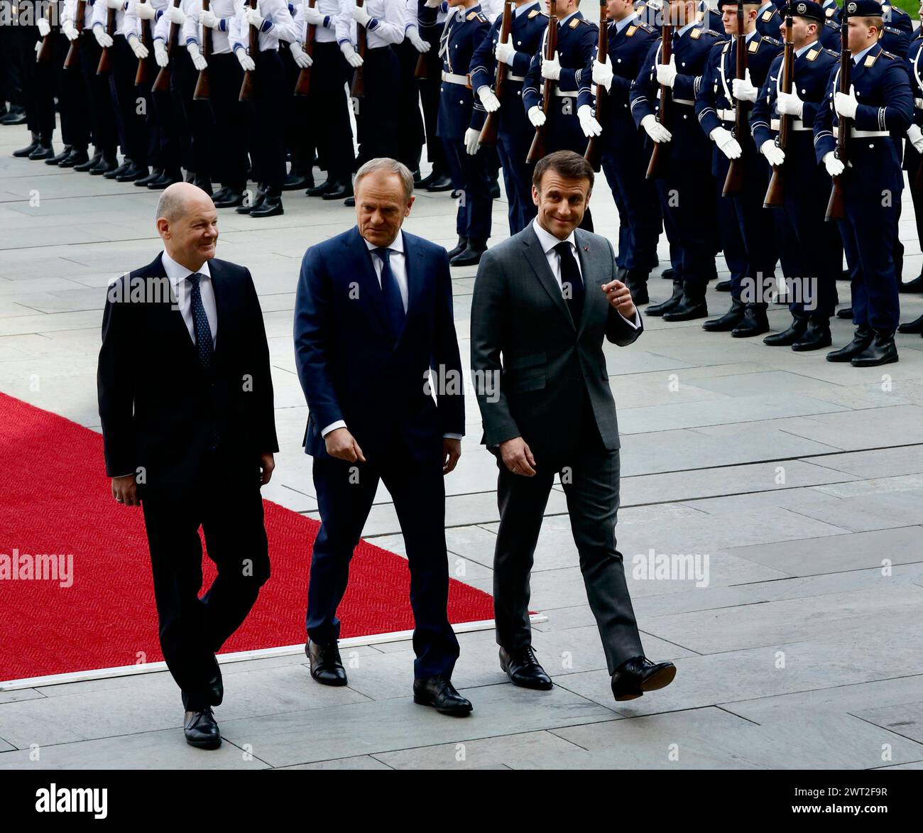 Berlino, Germania, 15 marzo 2024. Il Cancelliere tedesco, Olaf Scholz, dà il benvenuto al presidente francese Emmanuel Macron e al primo ministro polacco Donald Tusk, con onori militari nella Cancelleria. Crediti: Juergen Nowak/Alamy Live News Foto Stock