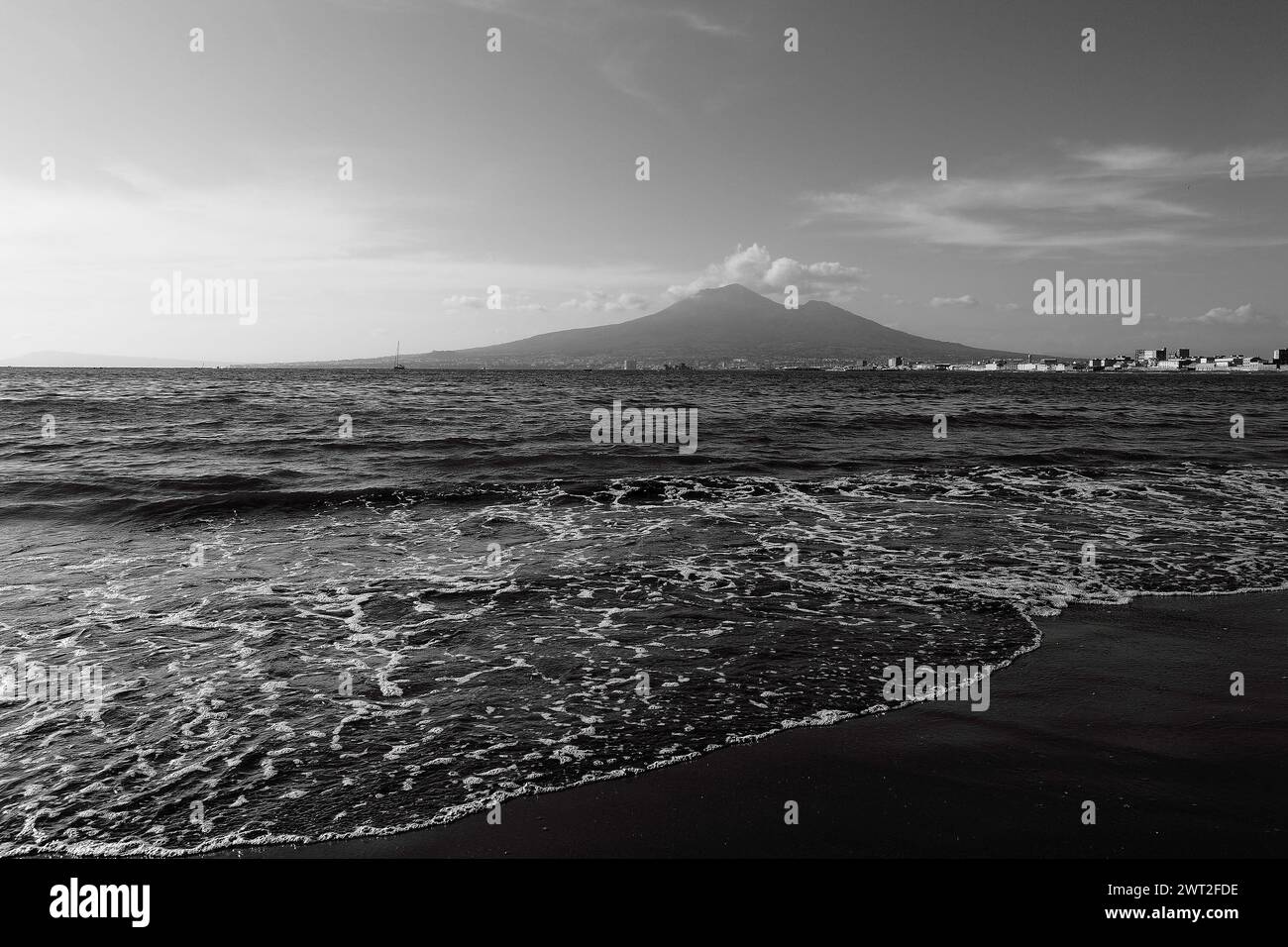 (NOTA DELL'EDITOR: L'immagine è stata convertita in bianco e nero). Vista sul Vesuvio dalla città di Castellammare di Stabia Foto Stock