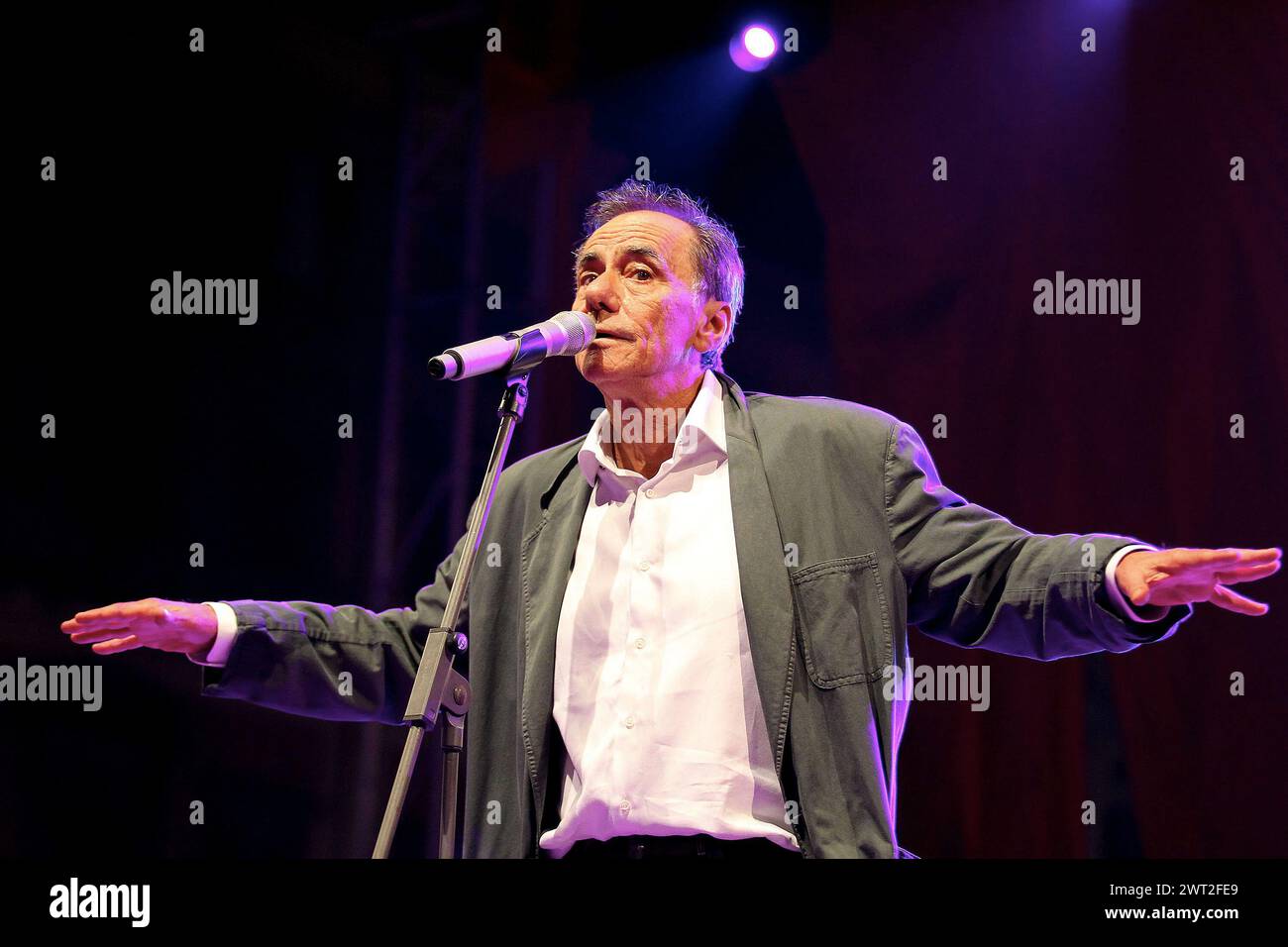 Il cantautore italiano Roberto Vecchioni, durante un concerto a Napoli. Foto Stock