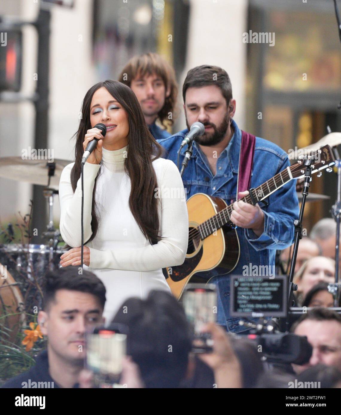 15 marzo 2024, New York, NEW York: ( NEW) Kacey Musgrave al Today Show. 15 marzo 2024, New York, Stati Uniti d'America: Kacey Musgraves, la cantautrice country vincitrice di Grammy, ha debuttato la sua nuova toccante canzone ''Architect'' sull'iconico palco di Rockefeller Plaza durante un'esibizione al Today Show. Con la sua esclusiva miscela di testi introspettivi e fascino melodico, ''Architect'' serve come testimonianza della capacità dei Musgraves di creare musica emotivamente risonante che esplora temi di amore, perdita e scoperta di sé. (Immagine di credito: © Jorge Estrellado/TheNEWS2 via ZUMA Press Wire) SOLO PER USO EDITORIALE! Non f Foto Stock