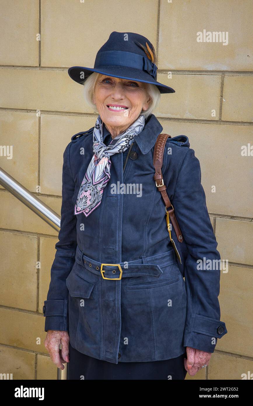 Dame Mary Berry è elegante in un complesso blu navy completo di cappello blu navy e stivali Cheltenham Gold Cup Day 2024 Foto Stock
