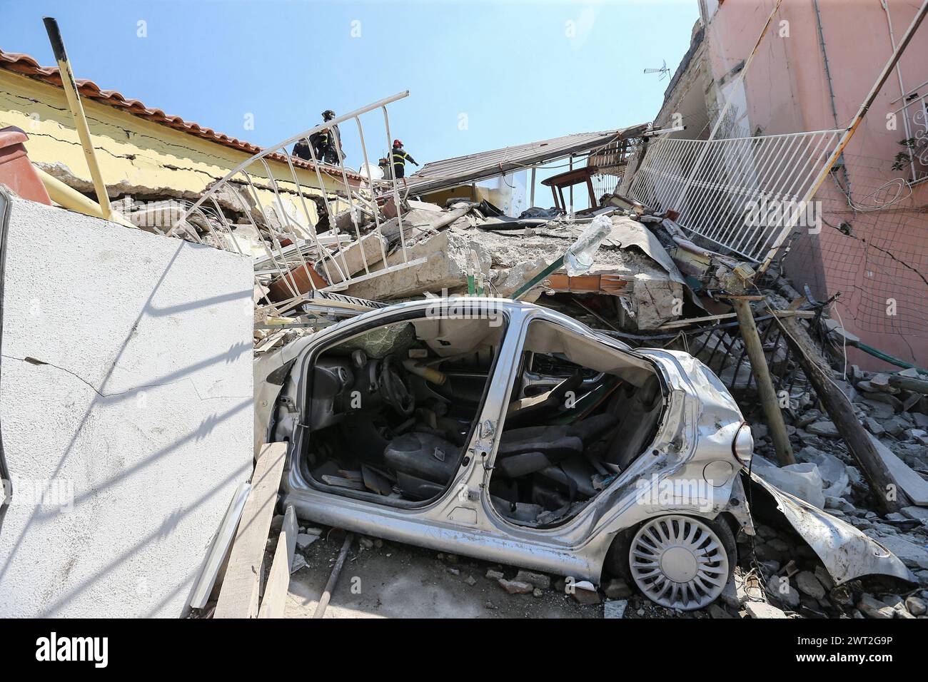 Un'auto sotto una casa crollò completamente dopo il terremoto che colpì la città di Casamicciola sull'isola di Ischia. Foto Stock