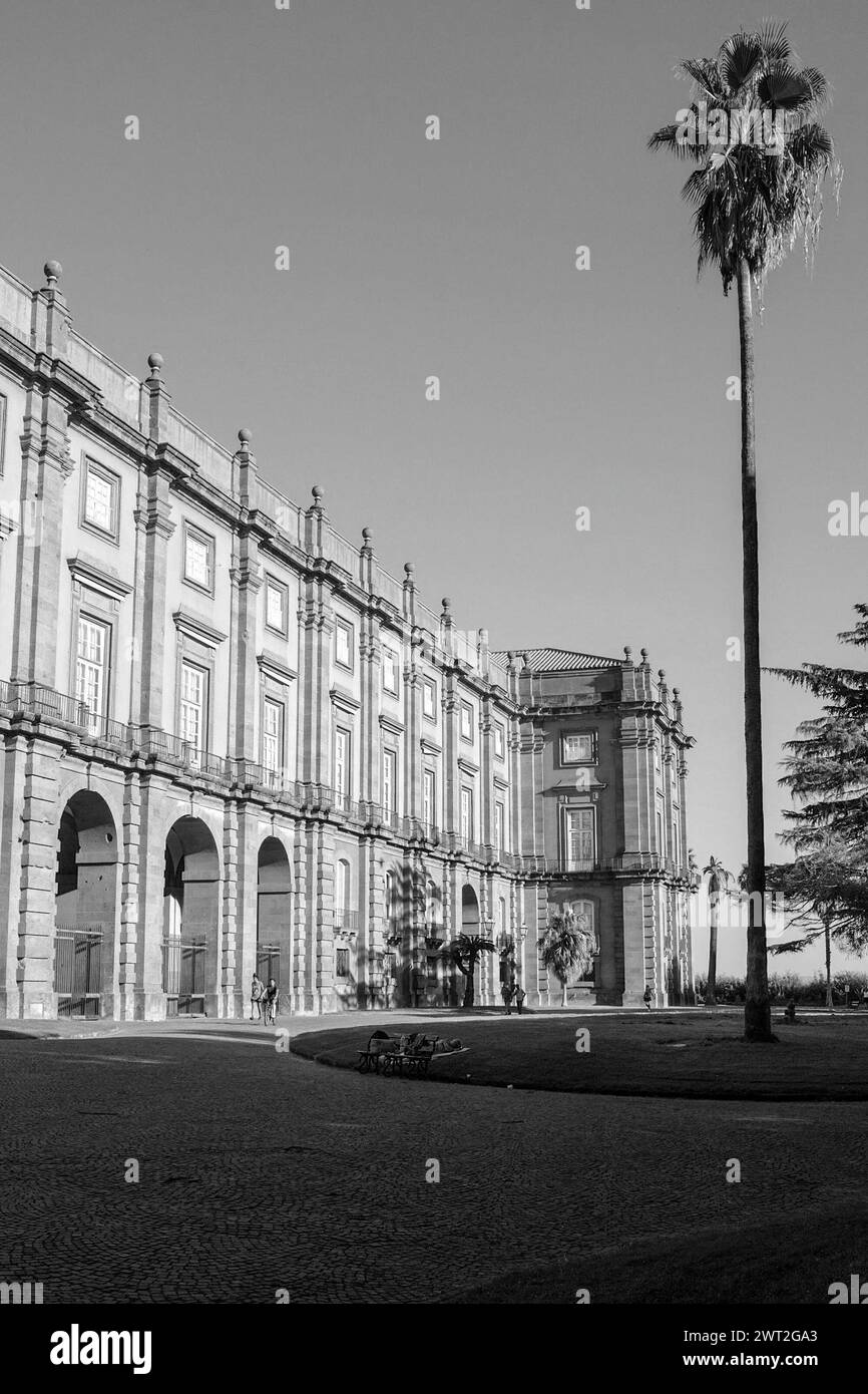 (NOTA DELL'EDITOR: L'immagine è stata convertita in bianco e nero). Vista sul Palazzo reale di Capodimonte a Napoli Foto Stock