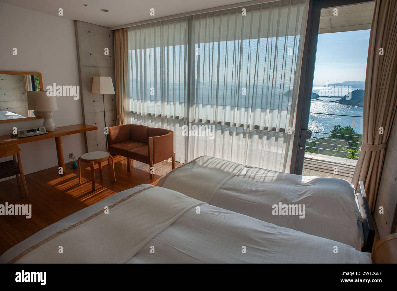 Le camere si affacciano sul mare interno di Seto, sul Bernesse House Hotel, sull'isola di Naoshima, Giappone. Foto Stock