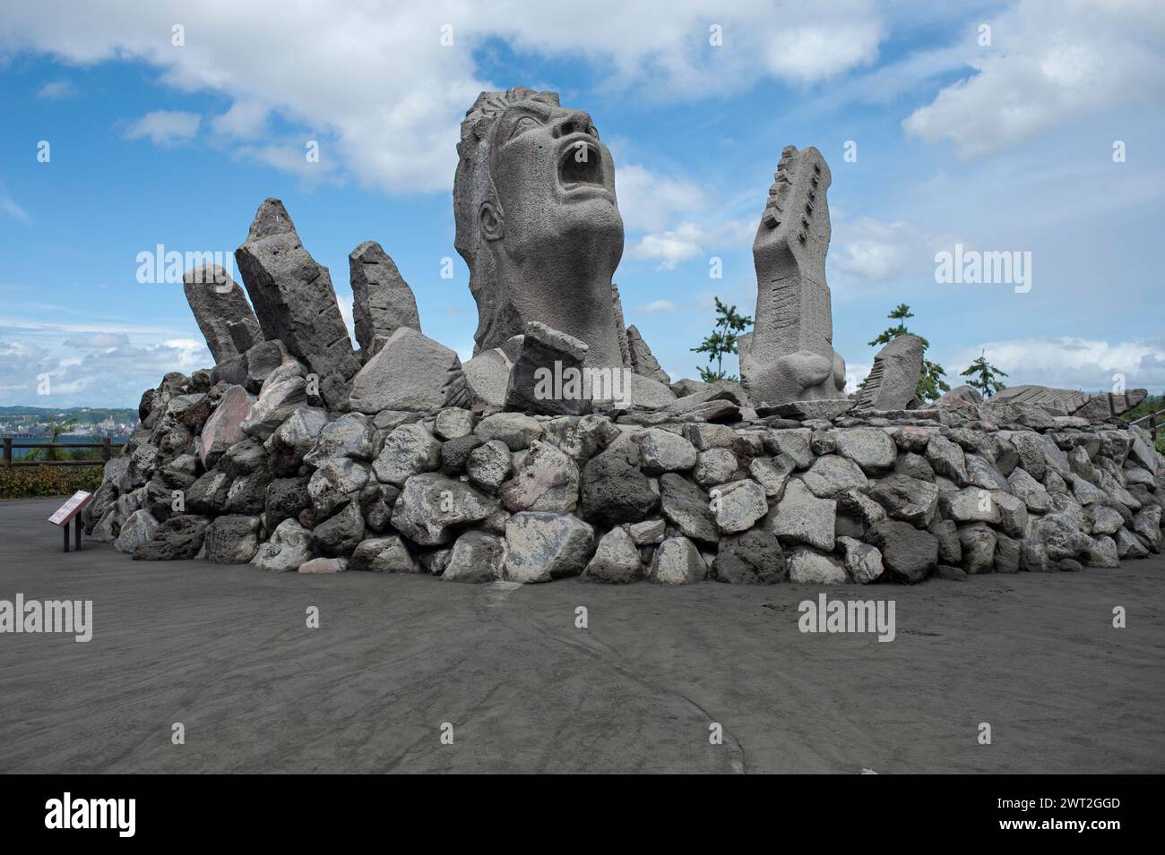 La scultura di commemorazione tutta la notte concerto del cantante Tsuyoshi Nagabuchi ai piedi del vulcano Sakurajima, Giappone. Foto Stock