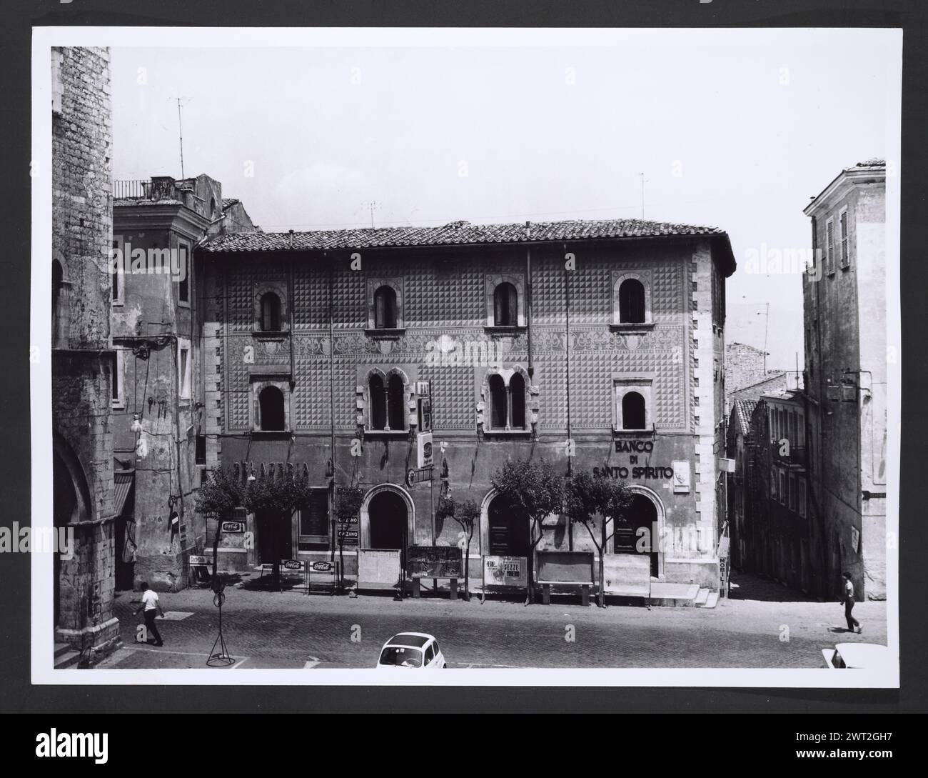 Lazio Latina Priverno Piazza Vittorio Emanuele II Hutzel, Max 1960-1990 Post-medievale: Scultura (XVI secolo) località specifica: Fontana dei delfini fotografo e studioso tedesco Max Hutzel (1911-1988) fotografato in Italia dai primi anni '1960 fino alla sua morte. Il risultato di questo progetto, citato da Hutzel come foto Arte minore, è un'accurata documentazione dello sviluppo storico dell'arte in Italia fino al XVIII secolo, che comprende oggetti degli Etruschi e dei Romani, nonché monumenti altomedievali, romanici, gotici, rinascimentali e barocchi. Le immagini sono organizzate per area geografica Foto Stock