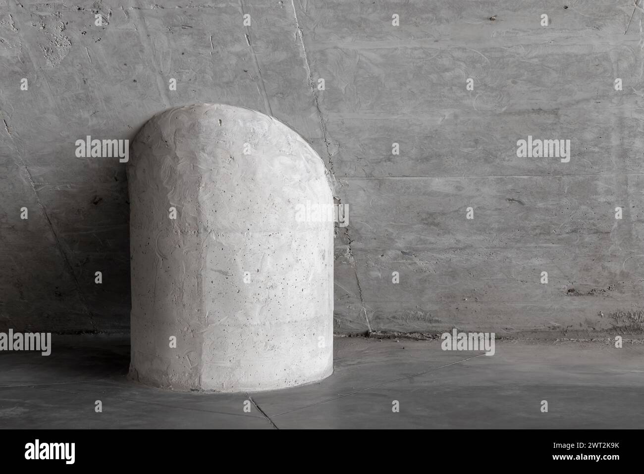 Interno vuoto in cemento grigio con colonna rotonda, foto di sfondo astratta dell'architettura moderna Foto Stock