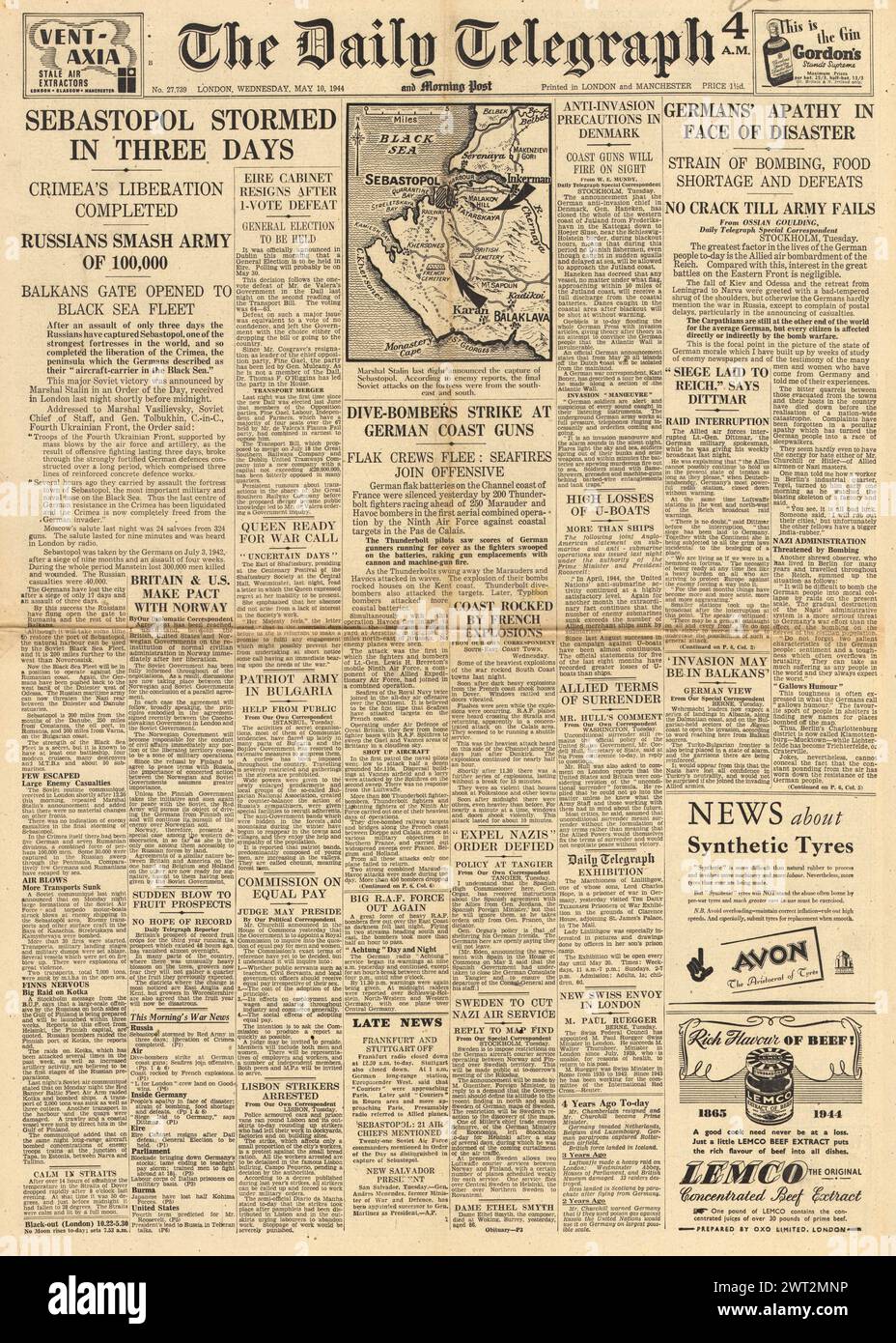 1944 la prima pagina del Daily Telegraph riportava incursioni della RAF sulla costa francese, alte perdite di U boat e Sebastopol catturata dall'Armata Rossa Foto Stock