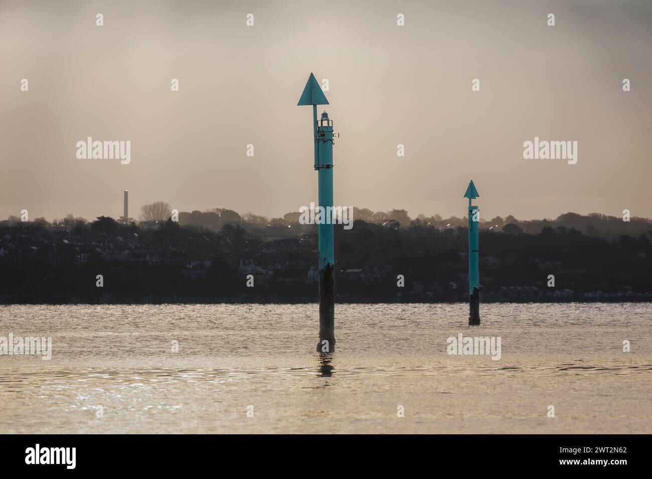 Una mattina d'inverno con due ausili di navigazione nel Solent tra l'Hampshire continentale e l'Isola di Wight Foto Stock
