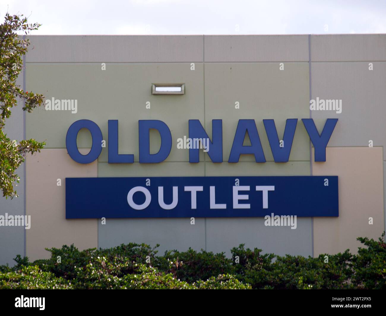 Miami, Florida, Stati Uniti - 3 dicembre 2023: Vecchio negozio outlet Navy nel Dolphin Mall. Foto Stock