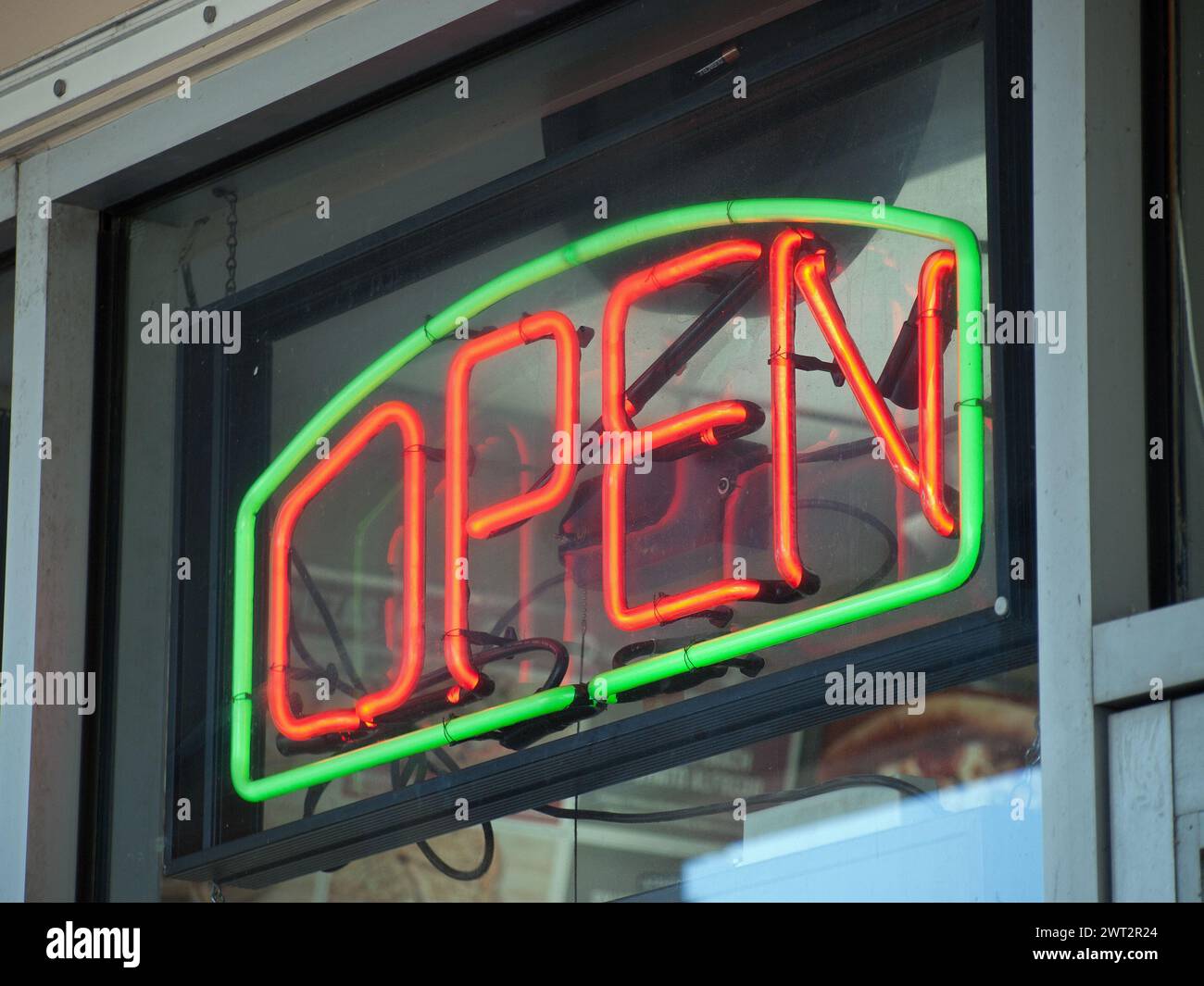 Segno di apertura per gli affari davanti alla porta di una pizzeria. Foto Stock