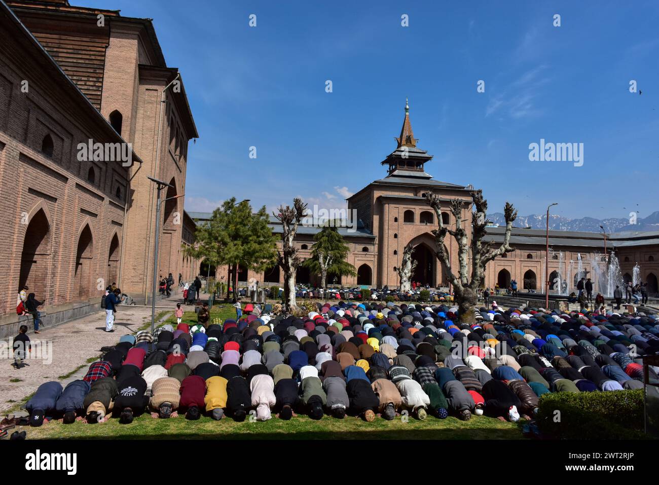 Srinagar, India. 15 marzo 2024. I musulmani kashmiri offrono preghiere congregazionali alla grande Moschea o a Jamia Masjid durante il primo venerdì del Ramadan a Srinagar. I musulmani di tutto il mondo stanno segnando il mese del Ramadan, il mese più sacro del calendario islamico in cui i devoti vanno velocemente dall'alba al tramonto. Credito: SOPA Images Limited/Alamy Live News Foto Stock