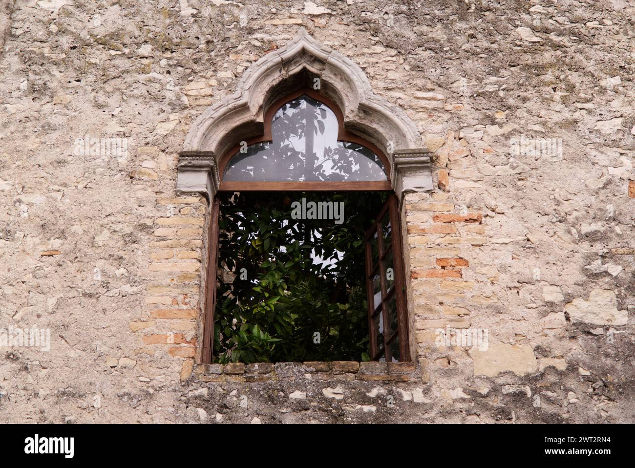 Piccola finestra di Villa Bernini a Lazise, Lago di Garda, Italia Foto Stock