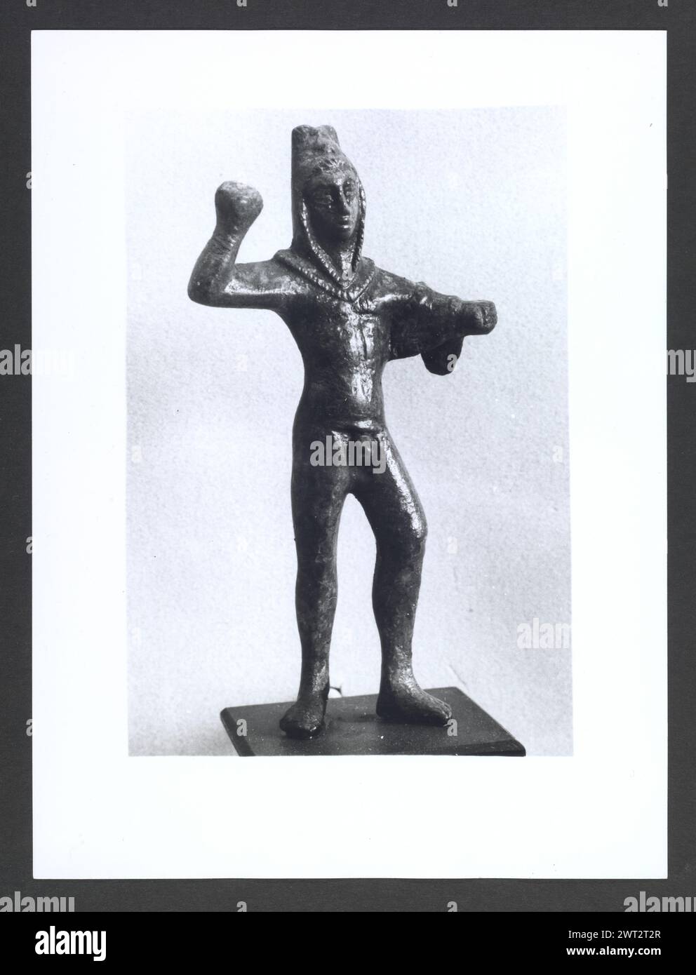 Abruzzo Chieti Chieti Museo Nazionale di Antichita26. Hutzel, Max 1960-1990 Vista esterna di parte dell'ex Villa Frigeri, che insieme ad un vicino palazzo, ospita il Museo Nazionale di Antichita. Viste anche dei giardini, della fontana (XVII secolo) e degli interni restaurati. Il cosiddetto "Guerriero di Capestrano" (V secolo a.C.) si trova nella collezione di antichità sotto uomini, giovani, Guerrieri--pietra--Etruschi, Italiani. Le vedute di Hutzel includono statue, monumenti funerari, busti ritratti e mosaici, molti dei quali sono stati scavati da Alba Fucens. Hutzel ha prestato particolare attenzione Foto Stock