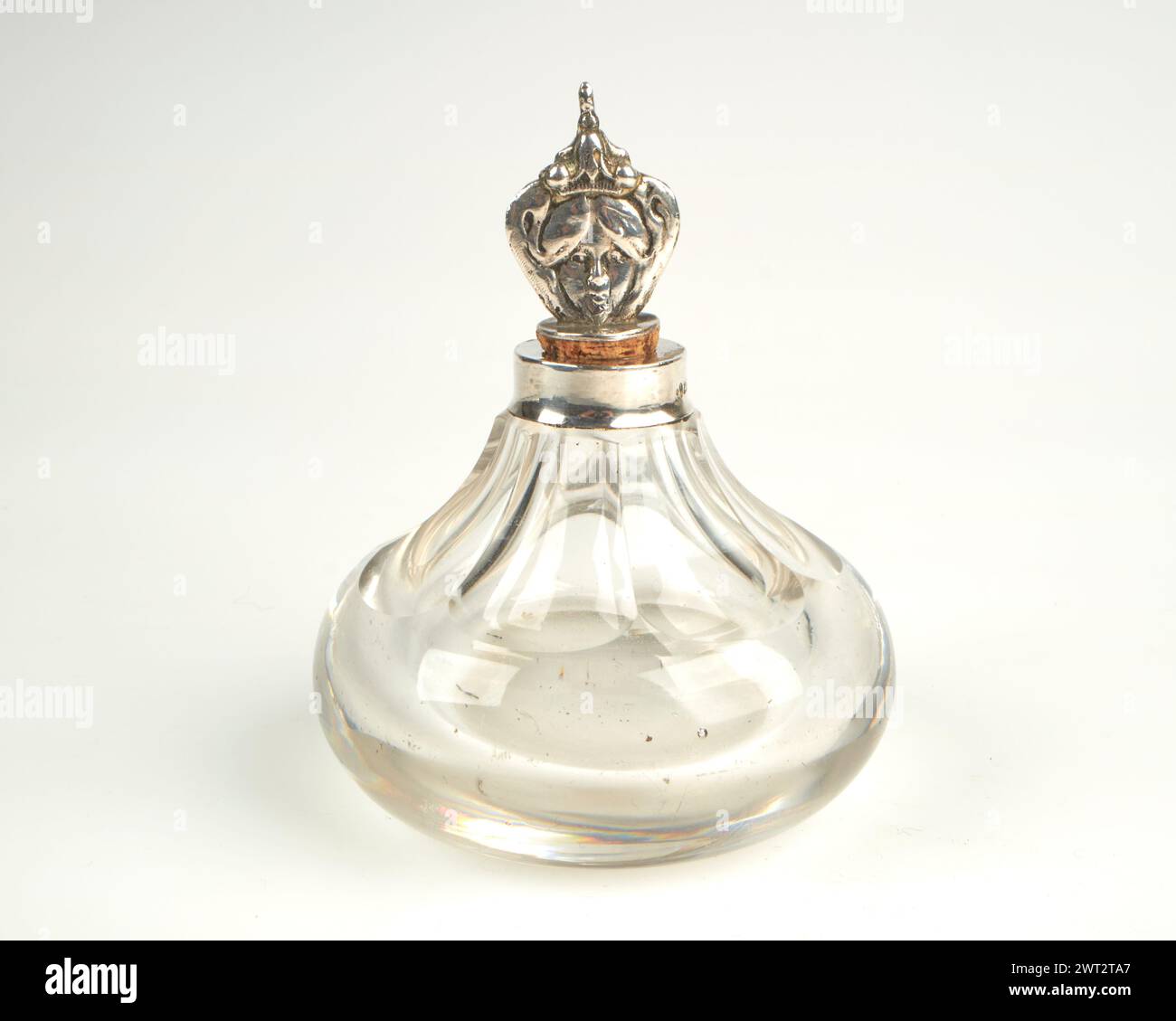 Bottiglia di profumo in argento Art Nouveau antico degli anni '1900 e vetro tagliato o pozzetto di inchiostro. Foto Stock