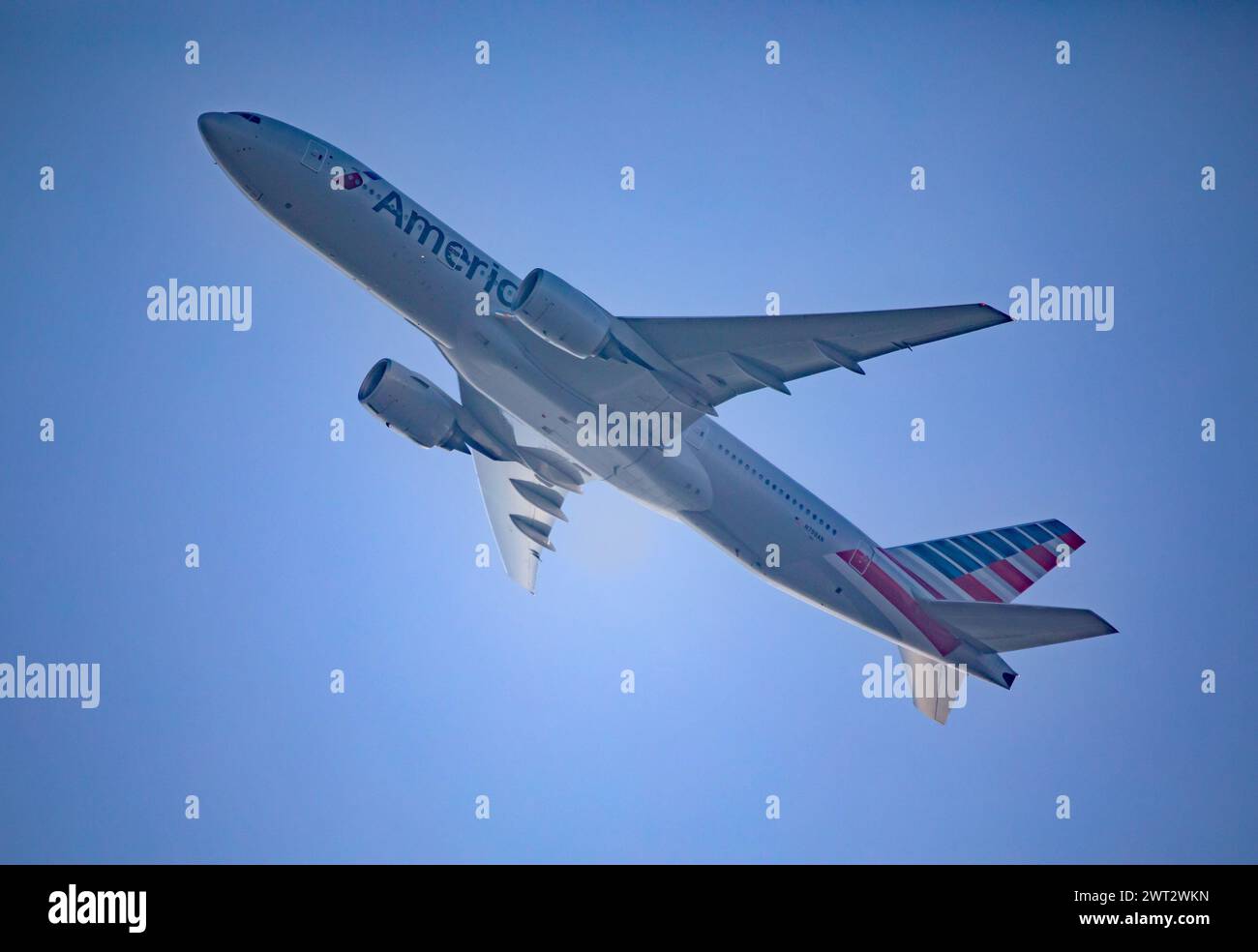 Il volo American Airlines AAL-716, un Boeing 777-223 di linea a lungo raggio, guadagna quota poco dopo il decollo dall'aeroporto internazionale Charlotte-Douglas. Foto Stock
