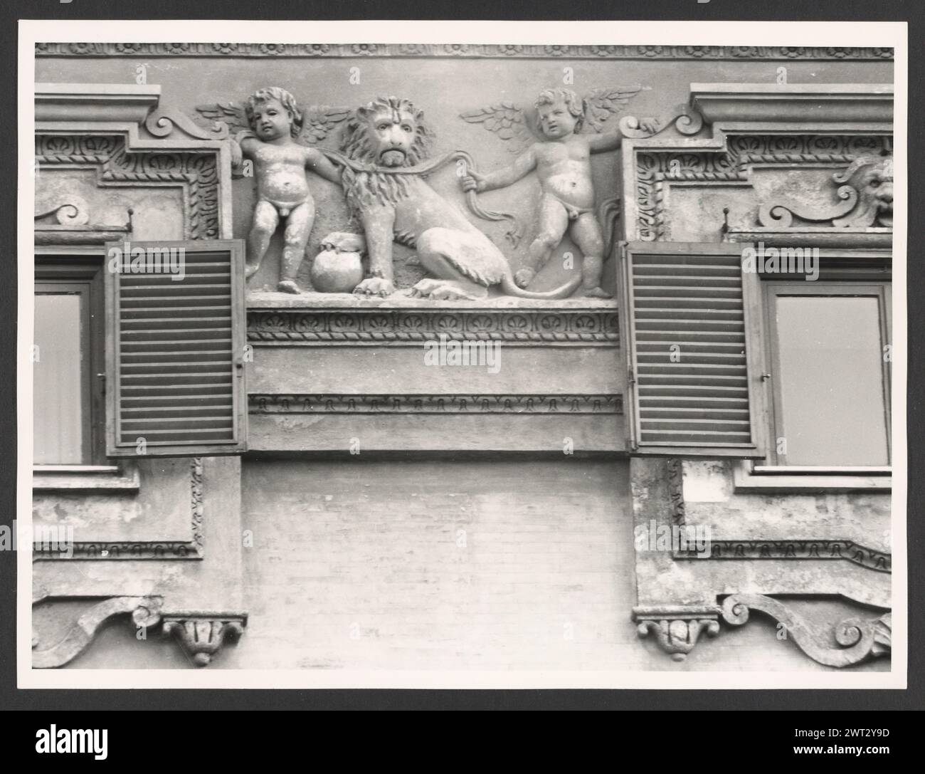 Lazio Roma Palazzo Madama. Hutzel, Max 1960-1990 Post-medievale: Architettura, scultura architettonica, rilievo scultoreo oggetto Note: Eretta nel XVI secolo dai Medici, intitolata a "Madame Margherita d'Austria", figlia di Carlo V e moglie di Alessandro de Medici, poi Ottavio Farnese. Abitato dai cardinali Leone X e Clemente VII e Caterina de Medici; dal 1871 è sede del Senato. Costruito nel 1649. Il fotografo e studioso tedesco Max Hutzel (1911-1988) fotografò in Italia dai primi anni '1960 fino alla sua morte. Il risultato di questo progetto, citato da Hutze Foto Stock