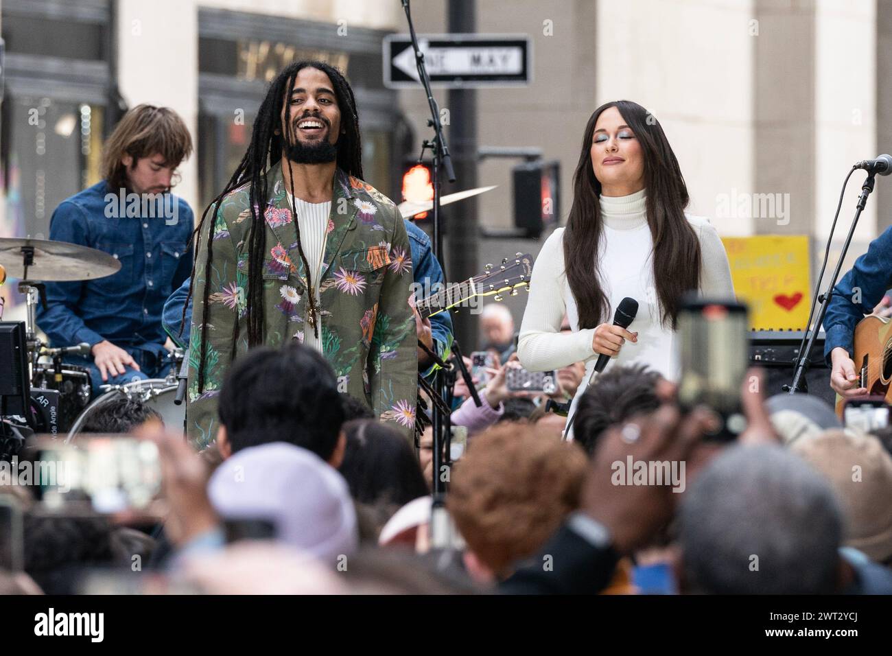 New York, Stati Uniti. 15 marzo 2024. Kacey Musgraves e Skip Marley Minto si esibiscono sul palco come parte della serie di concerti NBC Today Show Citi al Rockefeller Plaza di New York il 15 marzo 2024. (Foto di Lev Radin/Sipa USA) credito: SIPA USA/Alamy Live News Foto Stock