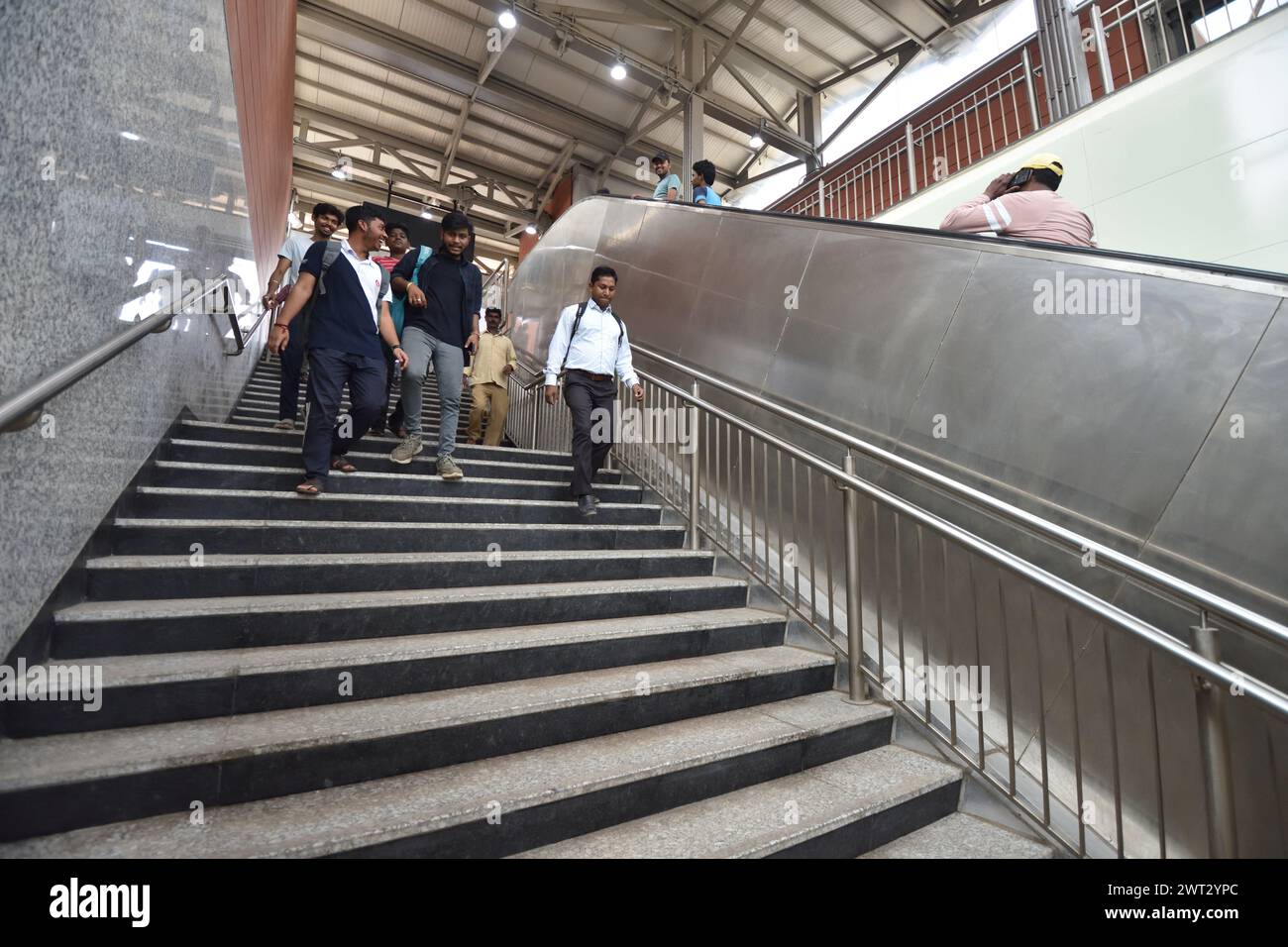 Kolkata ha segnato una giornata storica il venerdì, mentre le folle esuberanti hanno affollato la stazione della metropolitana Howrah Maidan per sperimentare il primo servizio subacqueo del paese. Questa importante occasione segue l'inaugurazione della sezione Howrah Maidan-Esplanade del corridoio est-ovest da parte del primo ministro Narendra modi il 6 marzo 2024, ciò significa una pietra miliare significativa nelle infrastrutture dei trasporti pubblici dell'India. la risposta travolgente alla stazione di venerdì è stata una testimonianza dell'entusiasmo del pubblico nei confronti di questo sviluppo rivoluzionario. Centinaia di passeggeri sono scoppiati in allegria durante l'imbarco Foto Stock