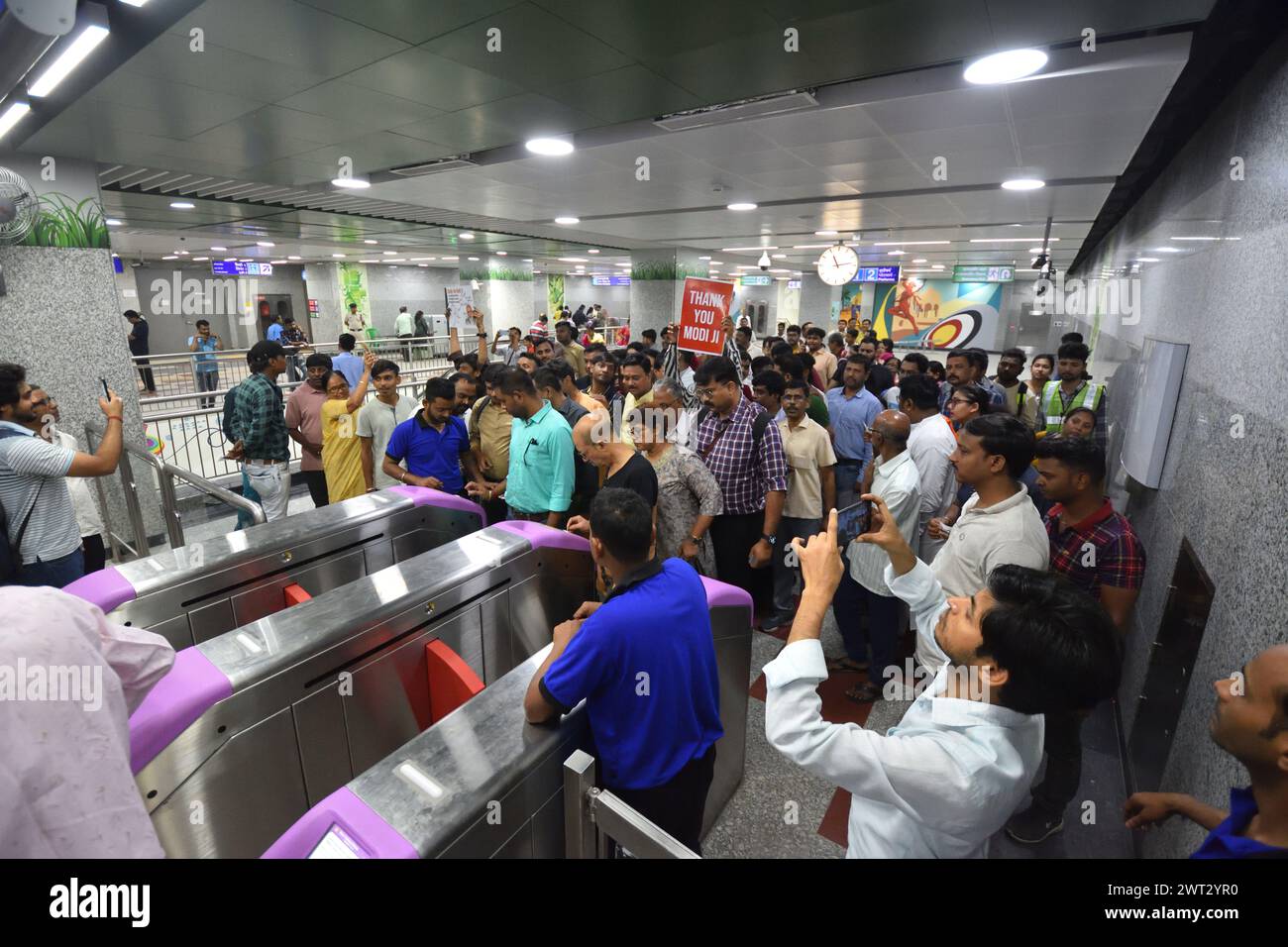 Kolkata ha segnato una giornata storica il venerdì, mentre le folle esuberanti hanno affollato la stazione della metropolitana Howrah Maidan per sperimentare il primo servizio subacqueo del paese. Questa importante occasione segue l'inaugurazione della sezione Howrah Maidan-Esplanade del corridoio est-ovest da parte del primo ministro Narendra modi il 6 marzo 2024, ciò significa una pietra miliare significativa nelle infrastrutture dei trasporti pubblici dell'India. la risposta travolgente alla stazione di venerdì è stata una testimonianza dell'entusiasmo del pubblico nei confronti di questo sviluppo rivoluzionario. Centinaia di passeggeri sono scoppiati in allegria durante l'imbarco Foto Stock