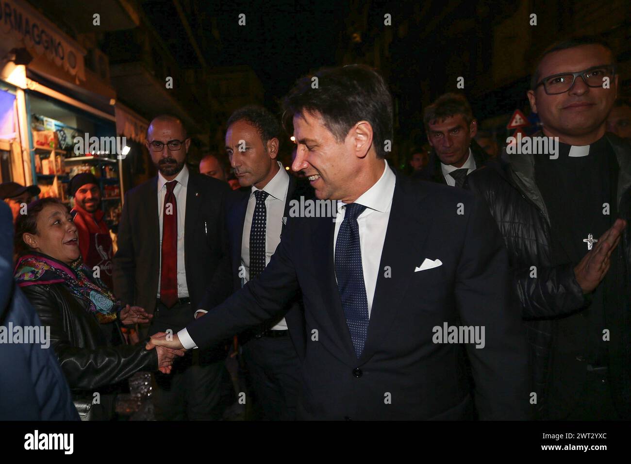 Il primo ministro italiano Giuseppe Conte, in visita al quartiere forcella di Napoli Foto Stock