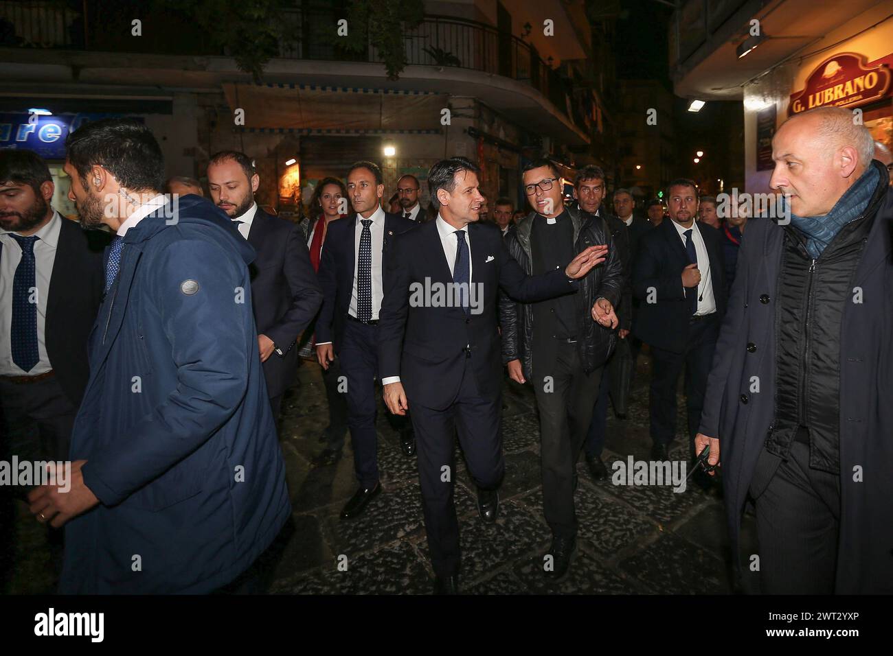 Il primo ministro italiano Giuseppe Conte, in visita al quartiere forcella di Napoli, con il sacerdote Merola Foto Stock