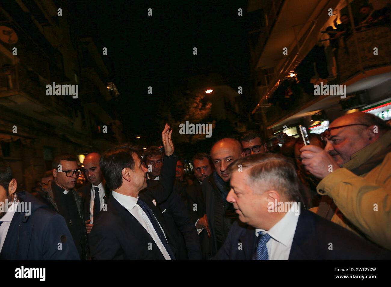 Il primo ministro italiano Giuseppe Conte, in visita al quartiere forcella di Napoli Foto Stock