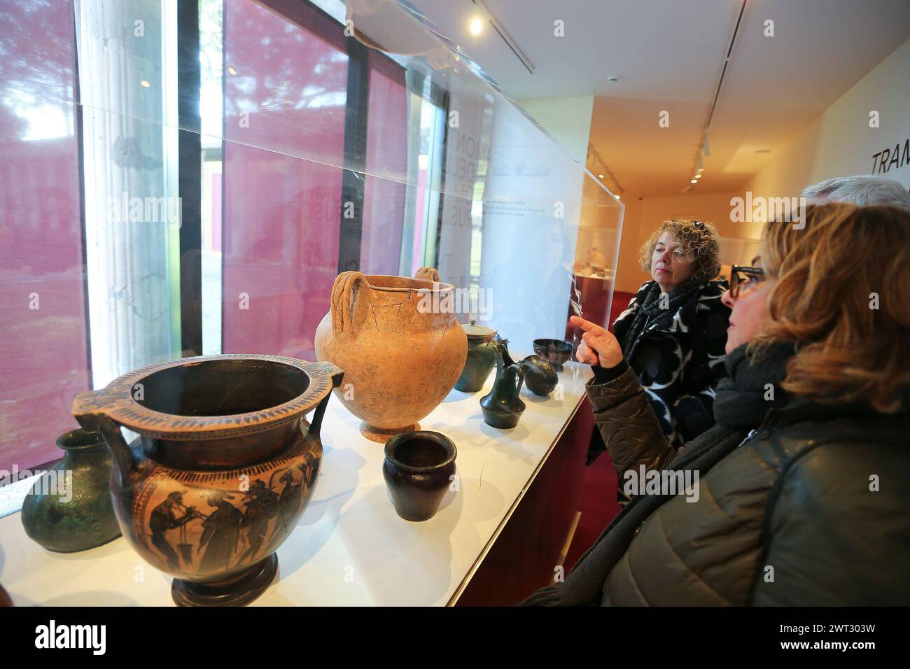 I visitatori osservano gli oggetti e i vasi etruschi esposti a Pompei durante la mostra "Pompei e gli Etruschi" Foto Stock