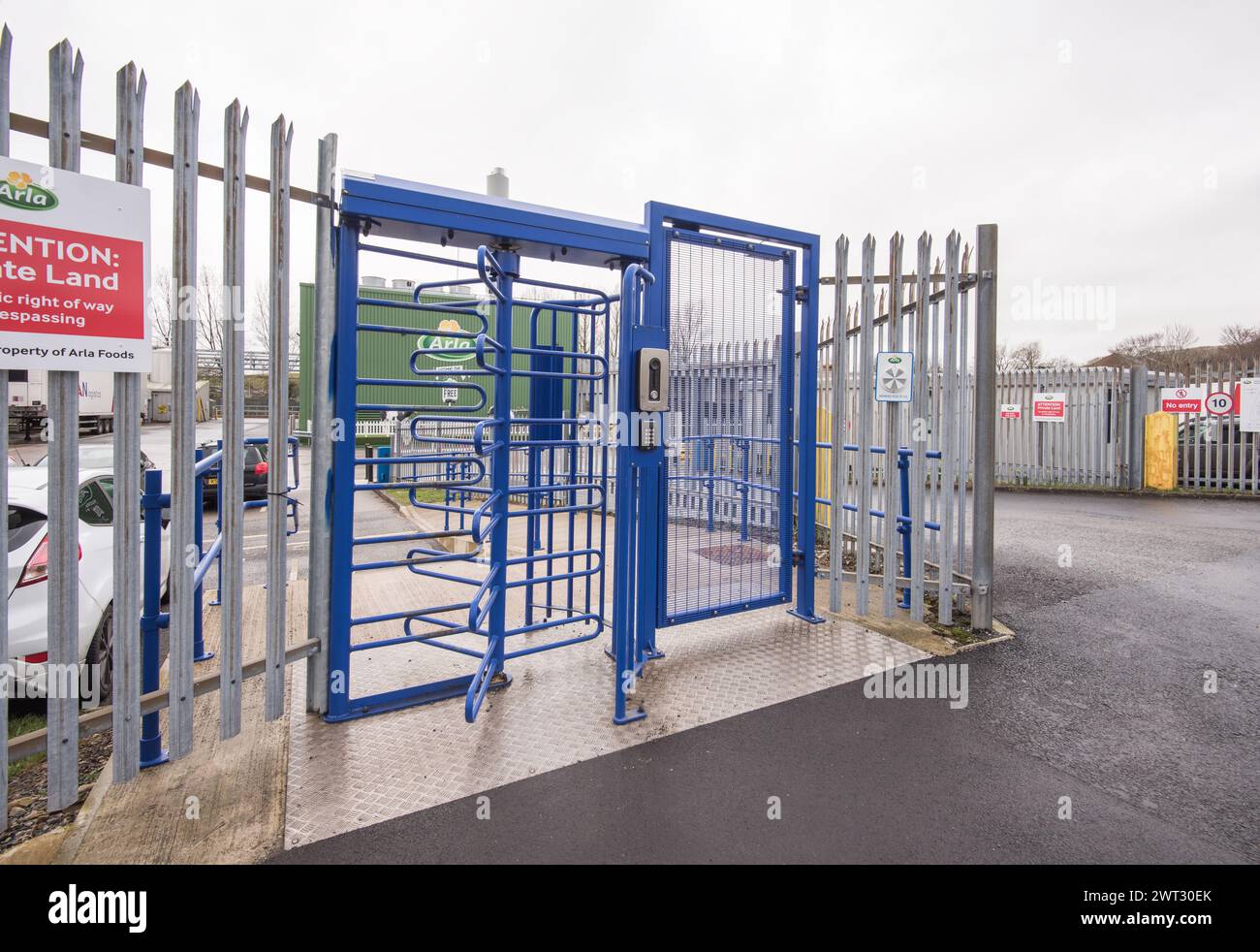 Controllo dell'accesso e della sicurezza ai locali, con cancello girevole e cancello. Foto Stock