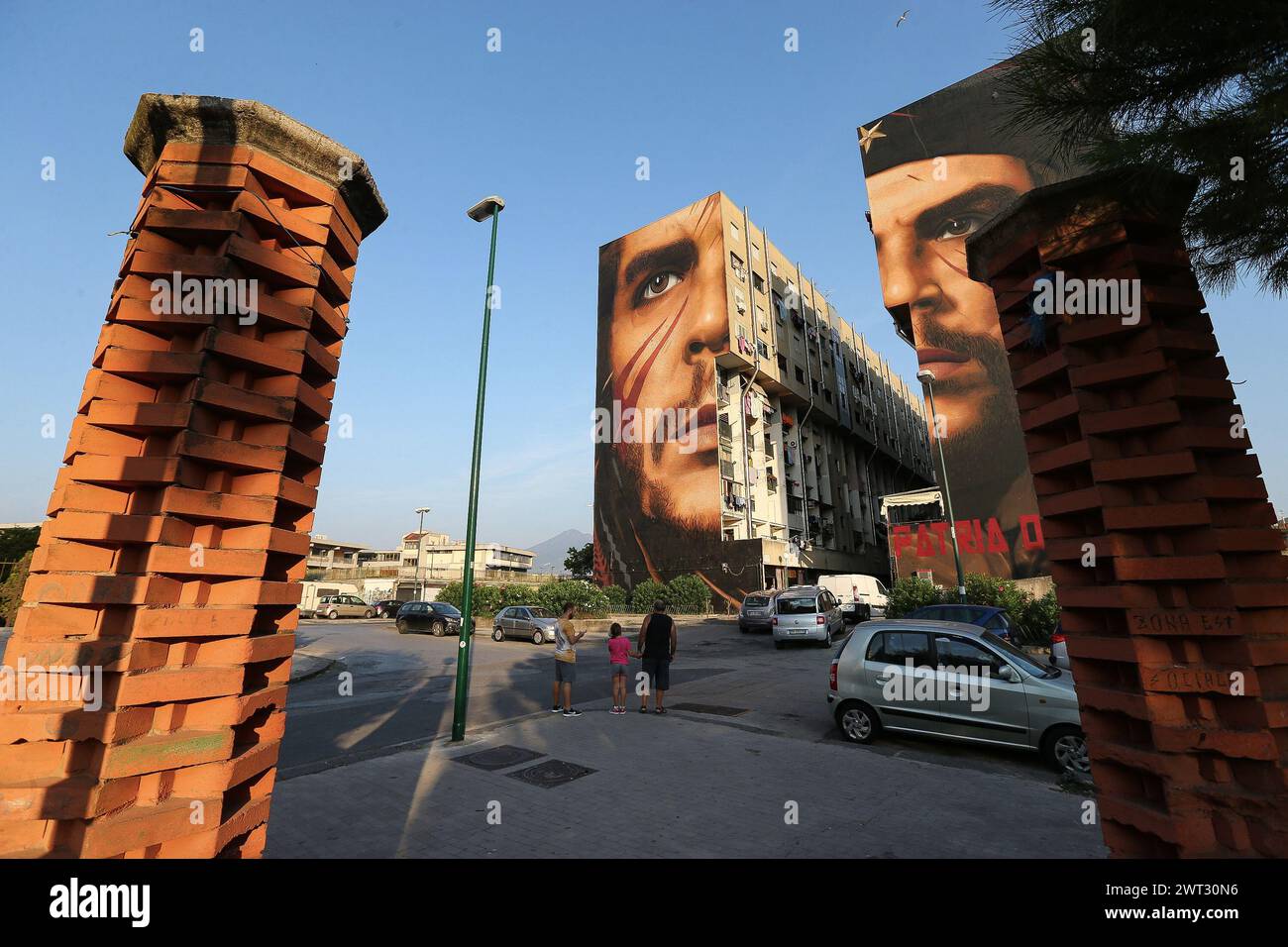Una veduta dei giganteschi murales, raffiguranti il rivoluzionario che Guevara, dell'artista Jorit Agoch, su due edifici a San Giovanni a Teduccio, un quartiere Foto Stock