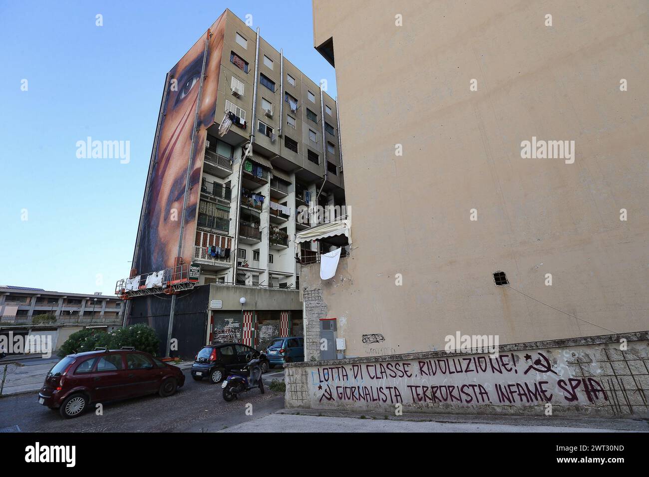 Una veduta dei murales giganti, raffiguranti il rivoluzionario che Guevara, dell'artista Jorit Agoch, su un edificio del San Giovanni a Teduccio, un distr Foto Stock