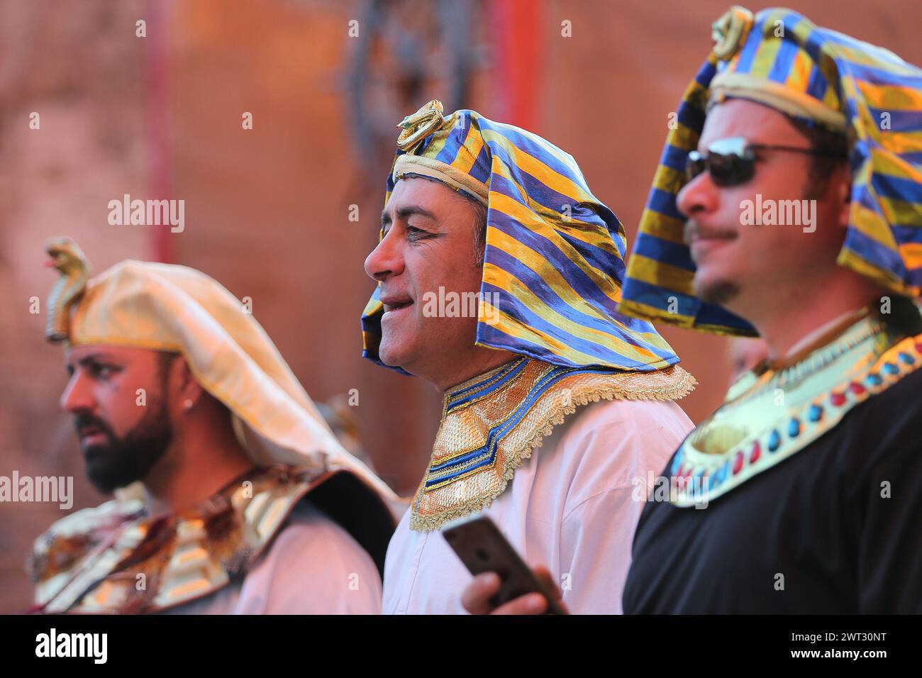 Persone travestite da egiziani durante la sfilata di carnevale, nell'antica città di Capua. Foto Stock
